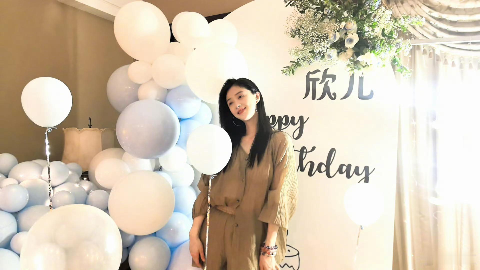 蒋欣生日晒照姐姐生日快乐[蛋糕] ​​​