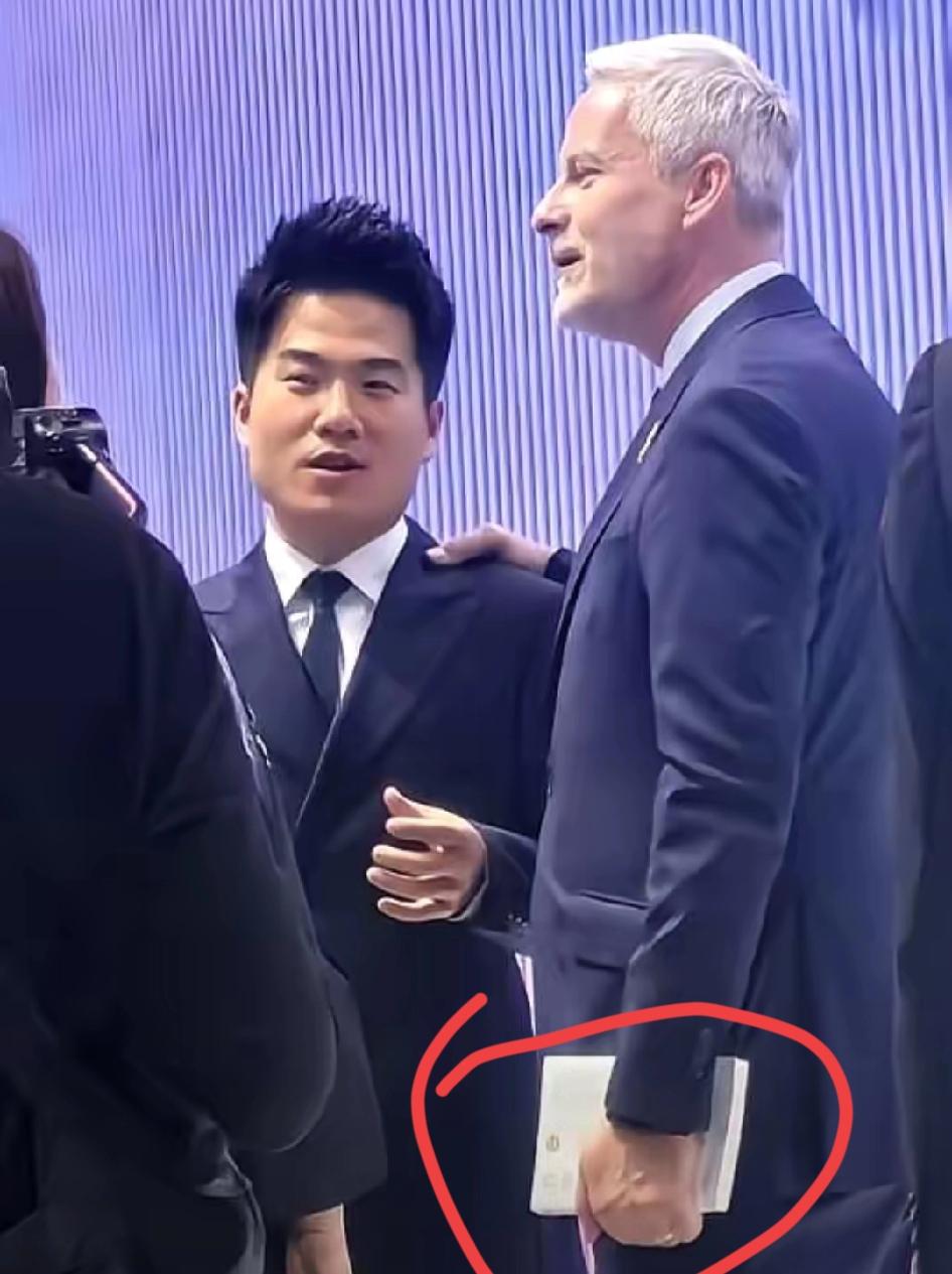 把一个人随手扔进“高端局”，看他露不露怯、眼神躲不躲，最能照出真实底色——这玩意