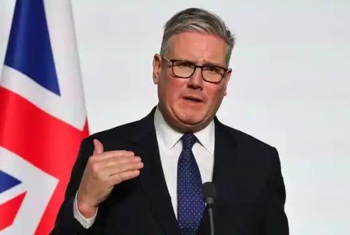 英国首相一句话，直接扔向了全世界。

他说，中国，是世界三大强国之一。

这话不