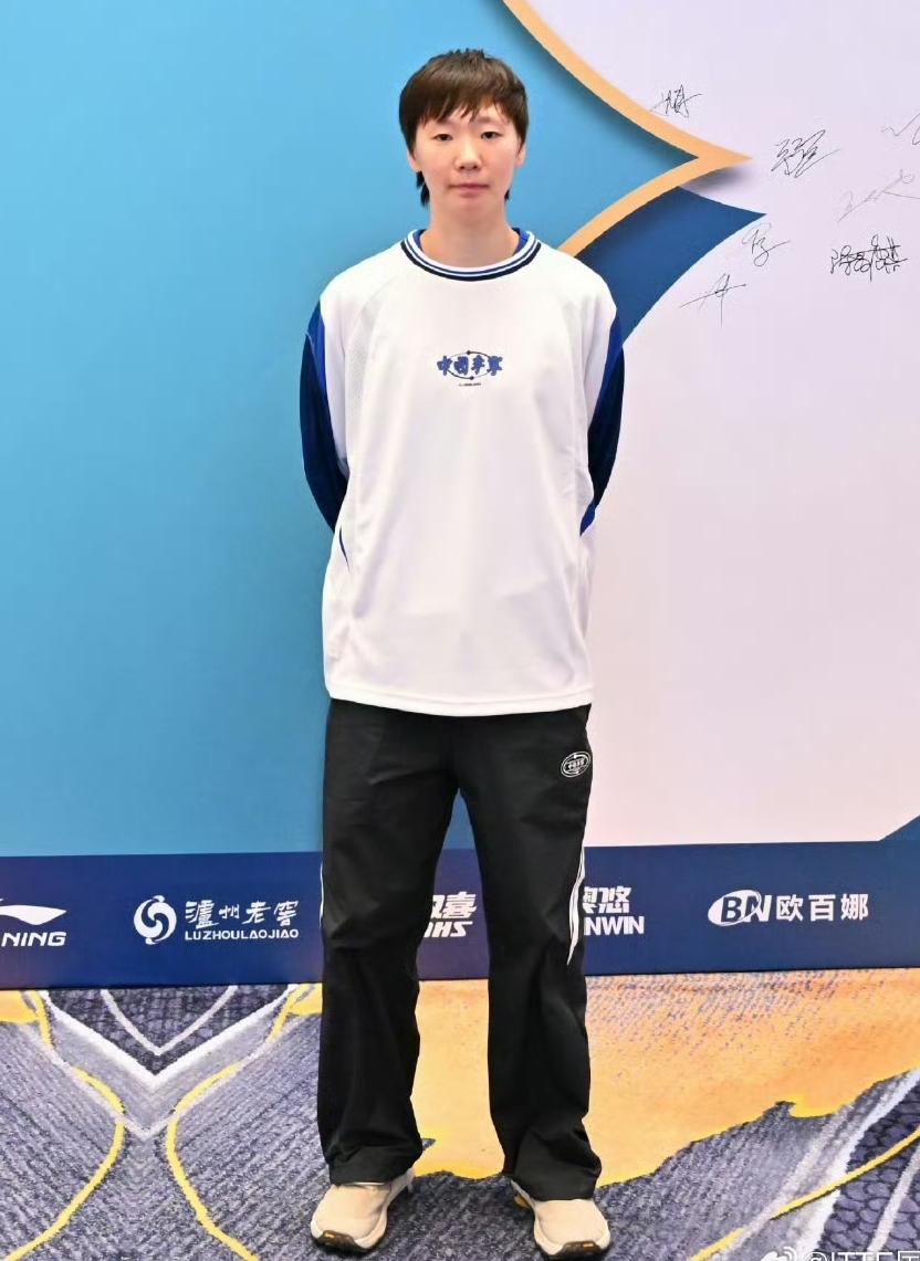 2026澳门世界杯，今天参加ITTF欢迎晚宴的王曼昱，与徐奕一起去吃晚宴的路上人