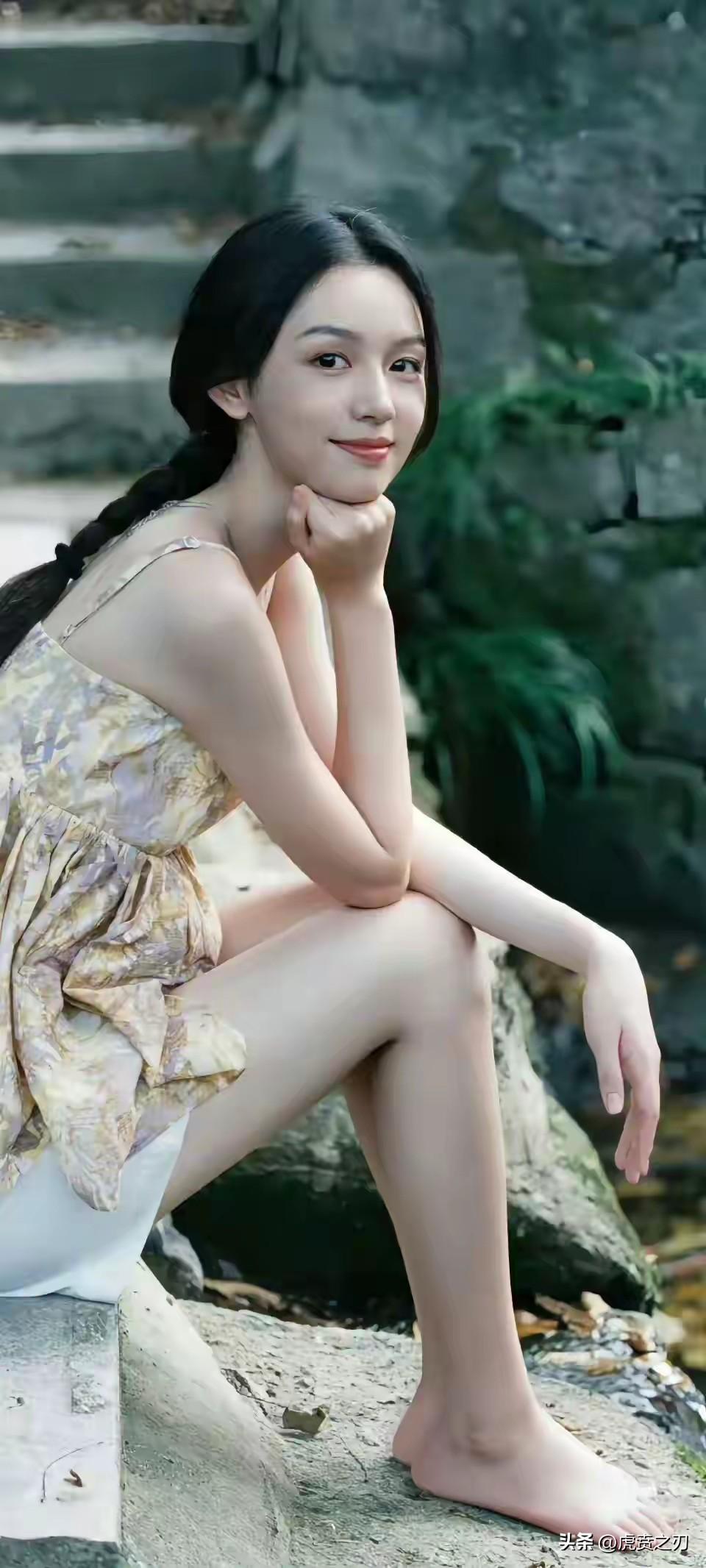 周也恋情曝光,被狗仔队拍到

路人观点 ：尊重演员私生活，恋爱与事业不冲突
网友