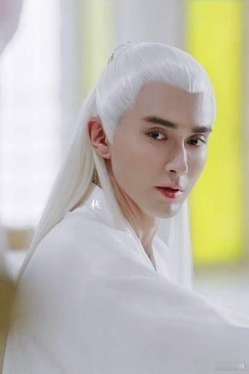 高伟光时隔5年重现白发帝君 这才是真正的爷青回！高伟光的白发帝君自带威严气场，一