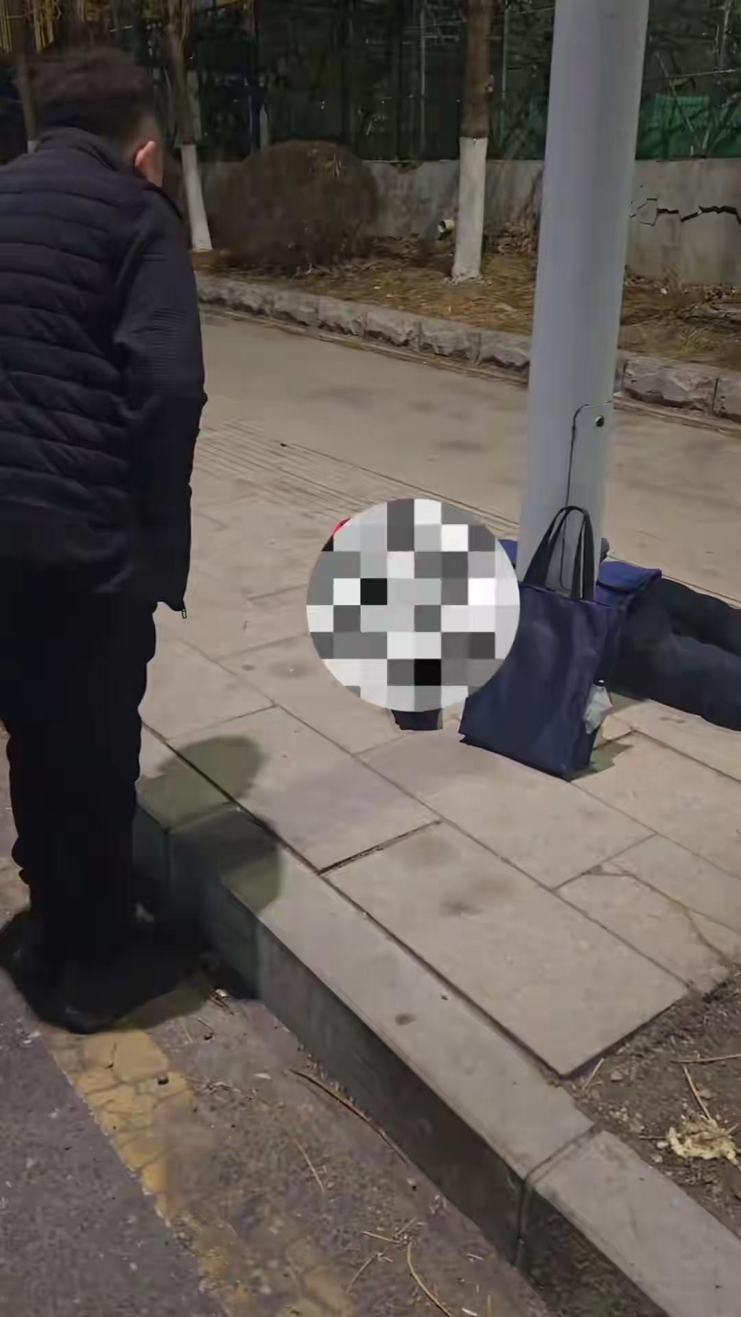 吉林省公主岭市因为烧烤店的老板晚上看到一名高中生睡在地上，当时室外的温度只有零下