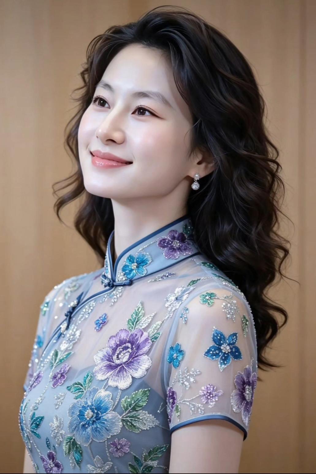 这位女士穿着花旗旗袍，好美啊！