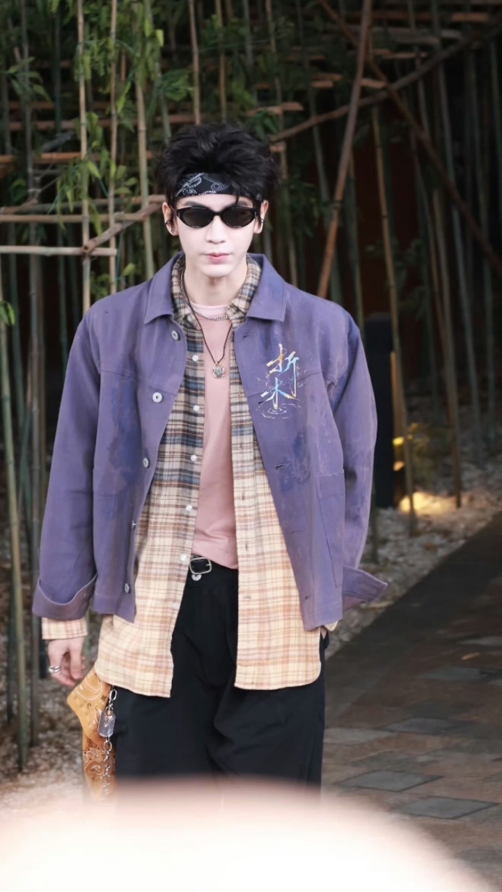 张凌赫发带战神张凌赫嘬腮这一下 张凌赫戴发带的样子真的好像模特在拍大片，190的