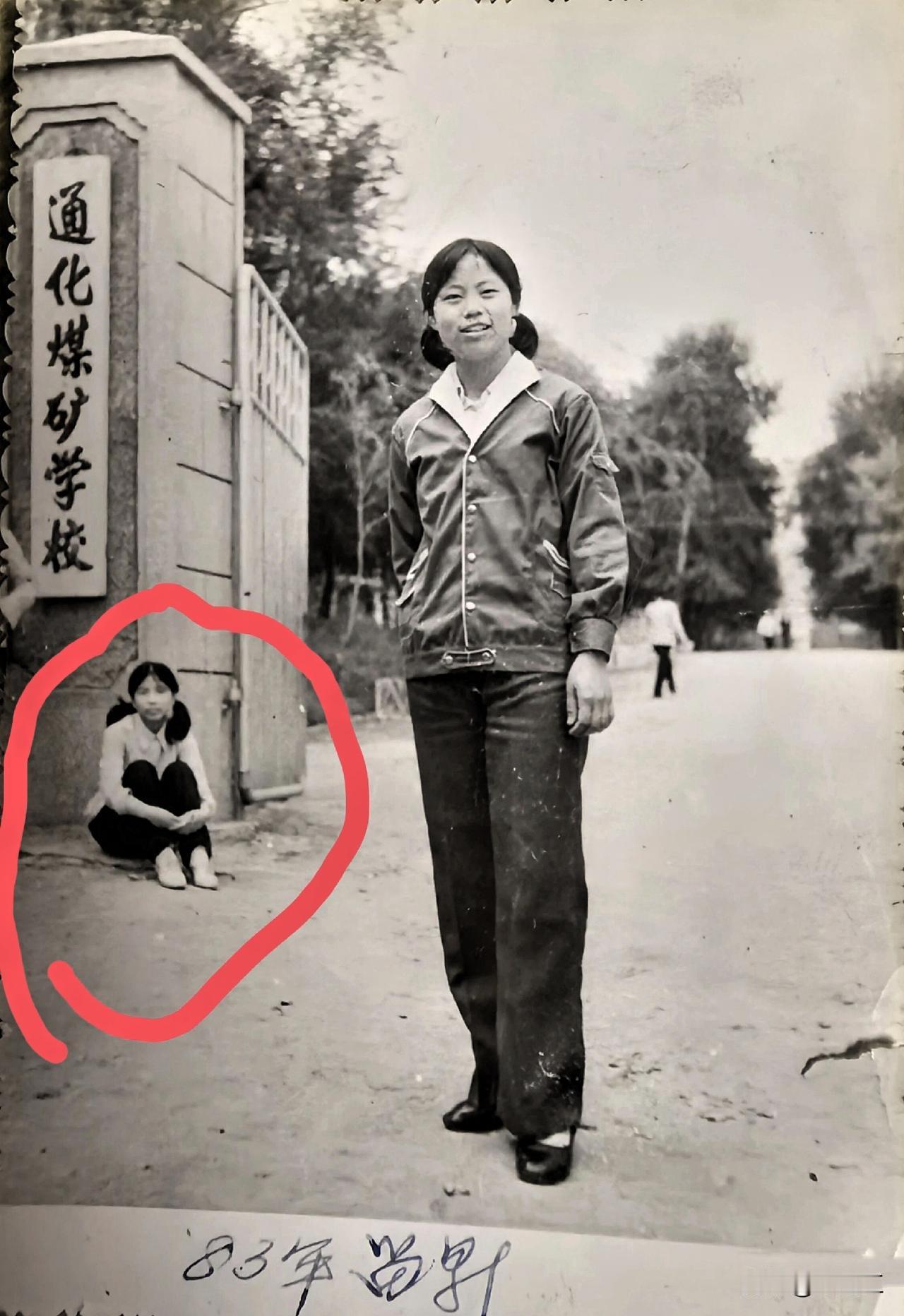 看看这张照片，这才是真正的“喧宾夺主”。不过，在那个照相都是“奢侈”年代，想照相