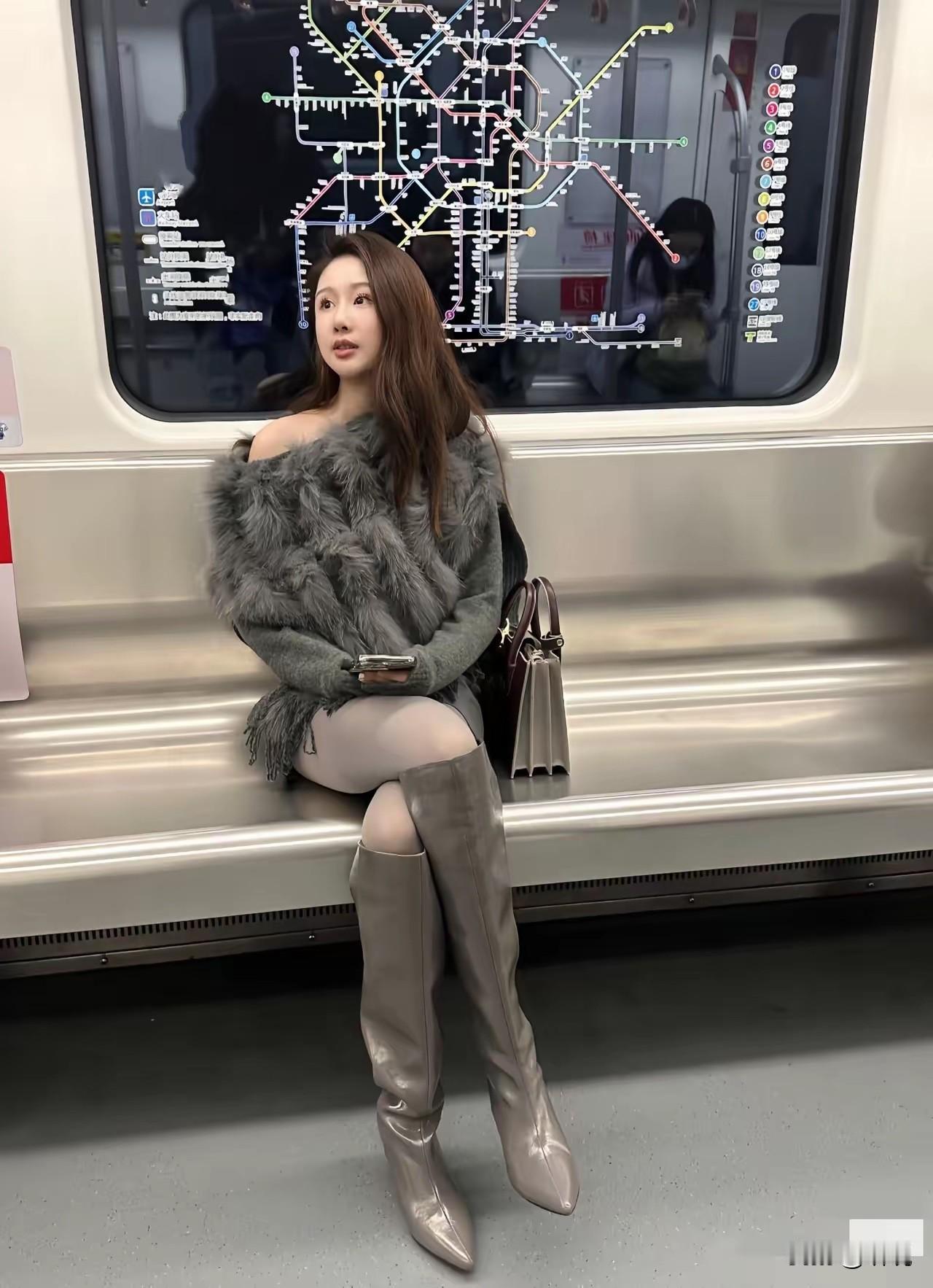 地铁上看到的美女，怎么能得到她的联系方式