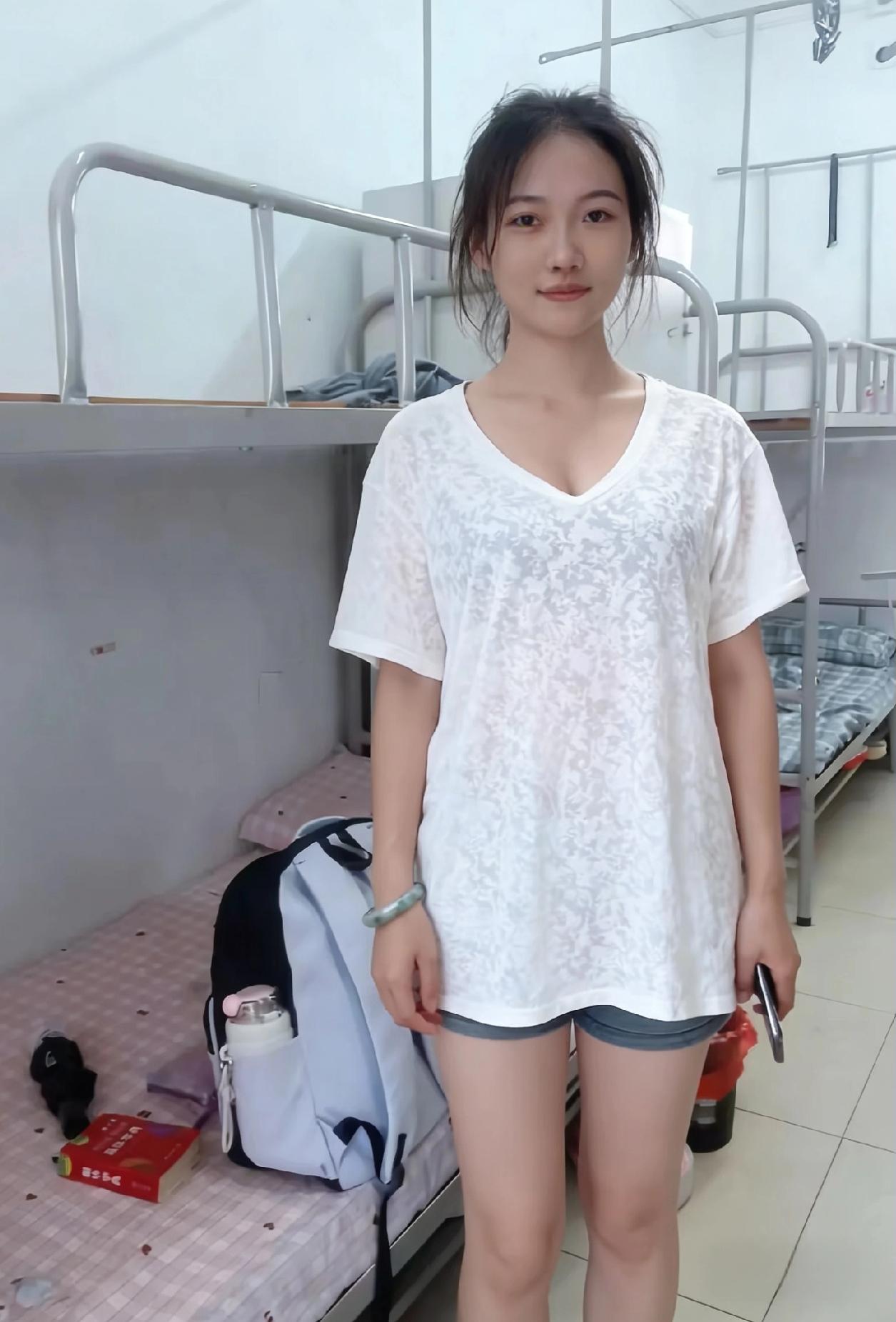 白衫晃过铁架床的银灰
像云朵飘进拥挤的房间
褶皱的布料裹着少女的骨架
瘦却挺拔 