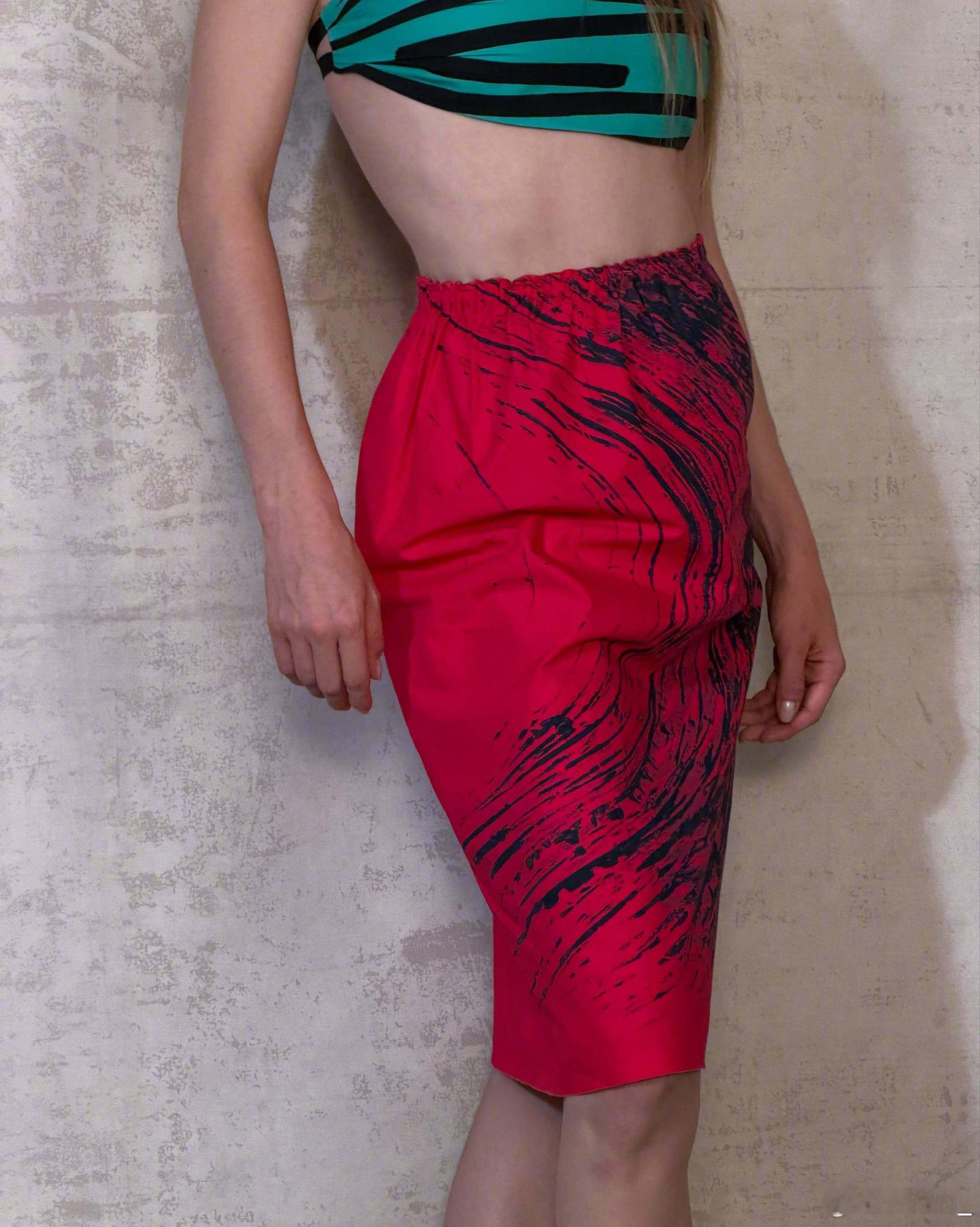 Hunter Schafer 身着 PRADA 2027 春夏系列新装，亮相主演
