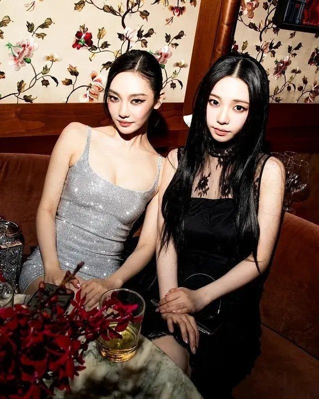 Lisa宁艺卓柳智敏metgala晚宴同框合影 
