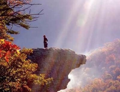 人是被无法摆脱的、重复的感受所困住的、所毁掉的；人是被新的感受和体验所救赎的、所