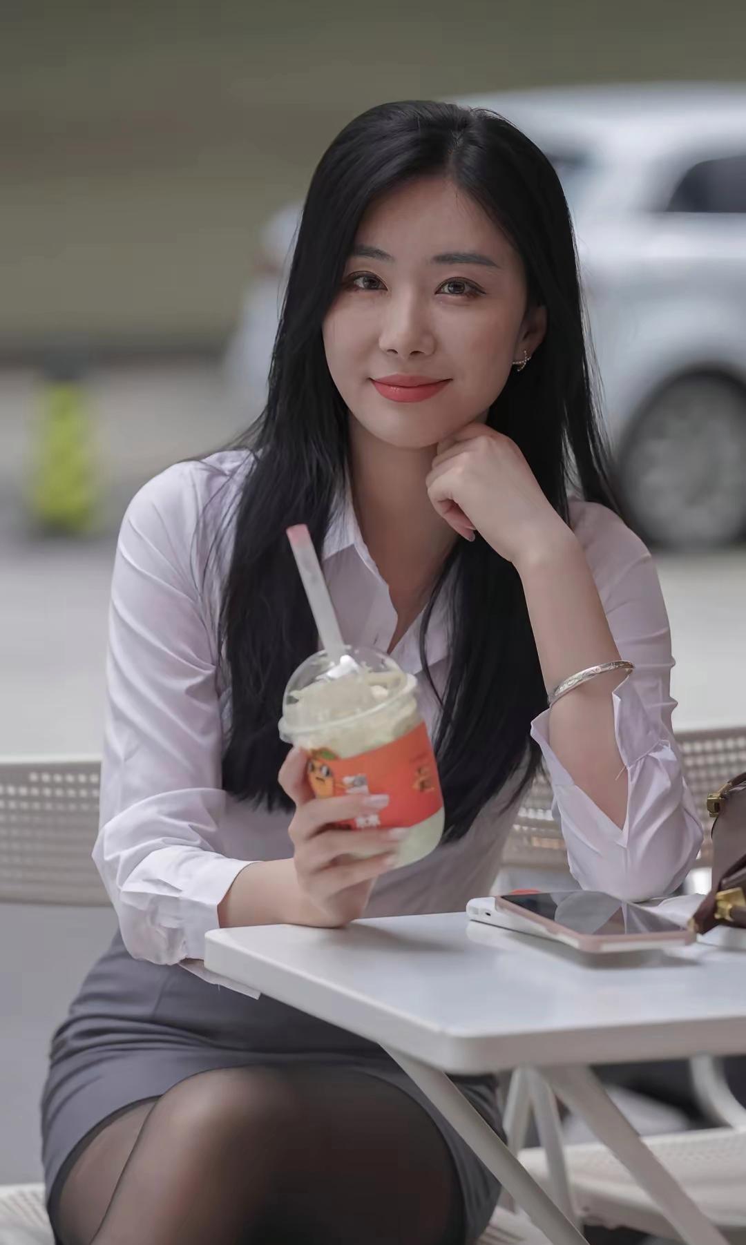 红豆生南国，春来发几枝；
愿君多采撷，此物最相思！