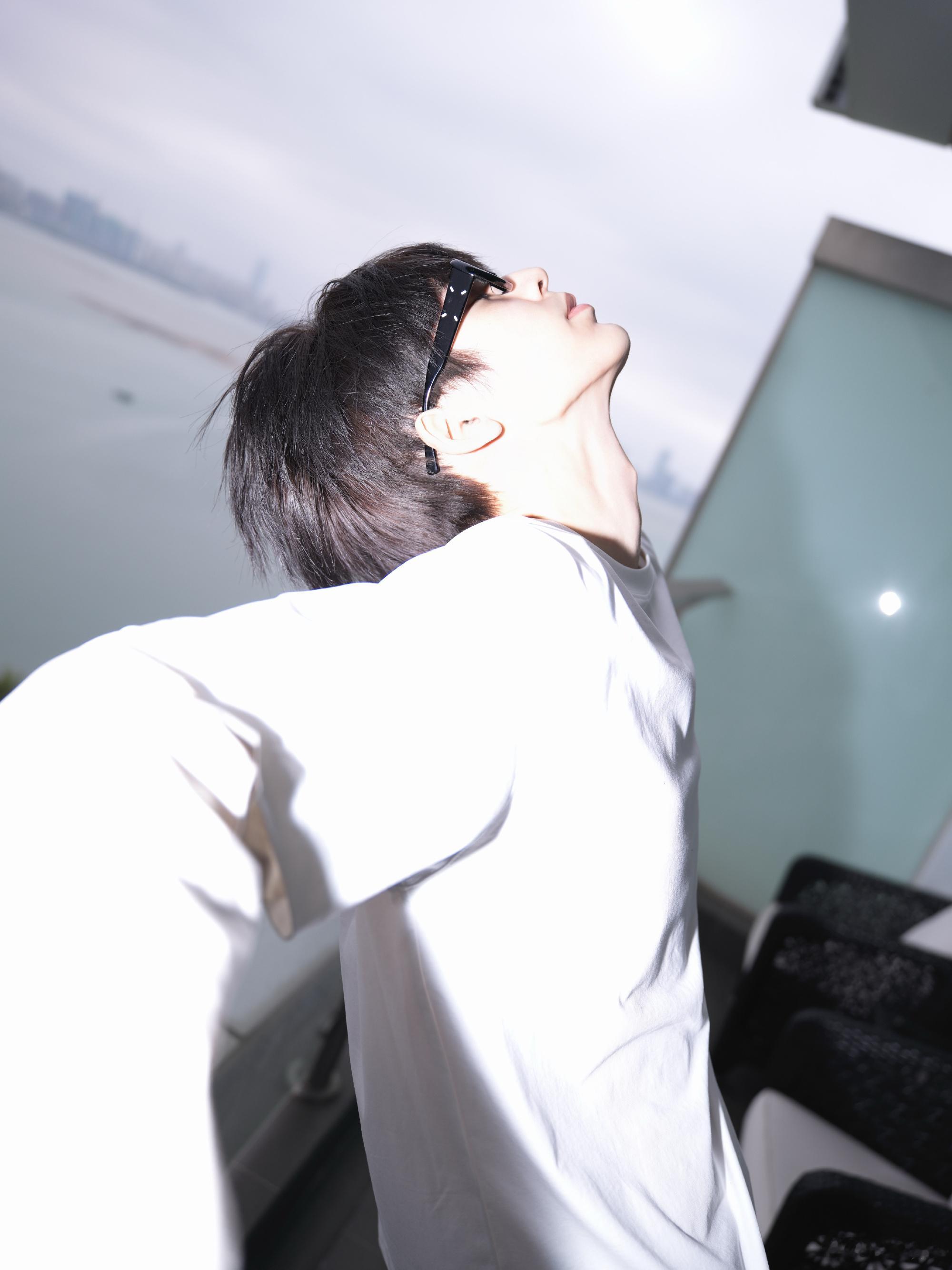 张凌赫 张凌赫生日照 祝大帅哥28岁生辰快乐！从长珩到谢危，从宫子羽到何苏叶，角