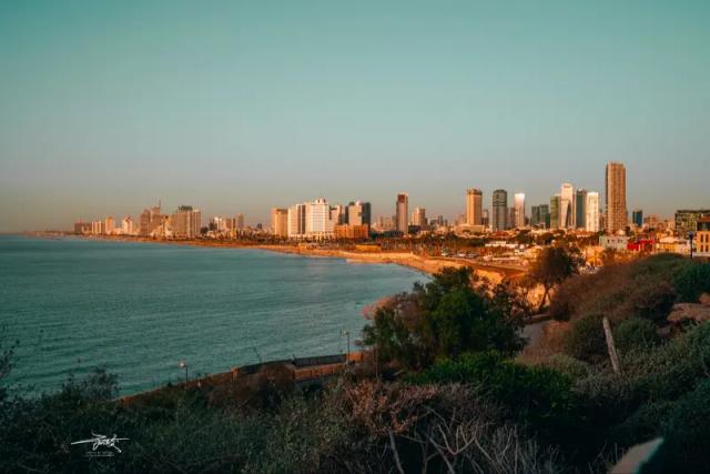 就在全世界以为特朗普宣布“美伊停火”能让中东喘口气时，以色列用一阵更猛烈的轰炸回