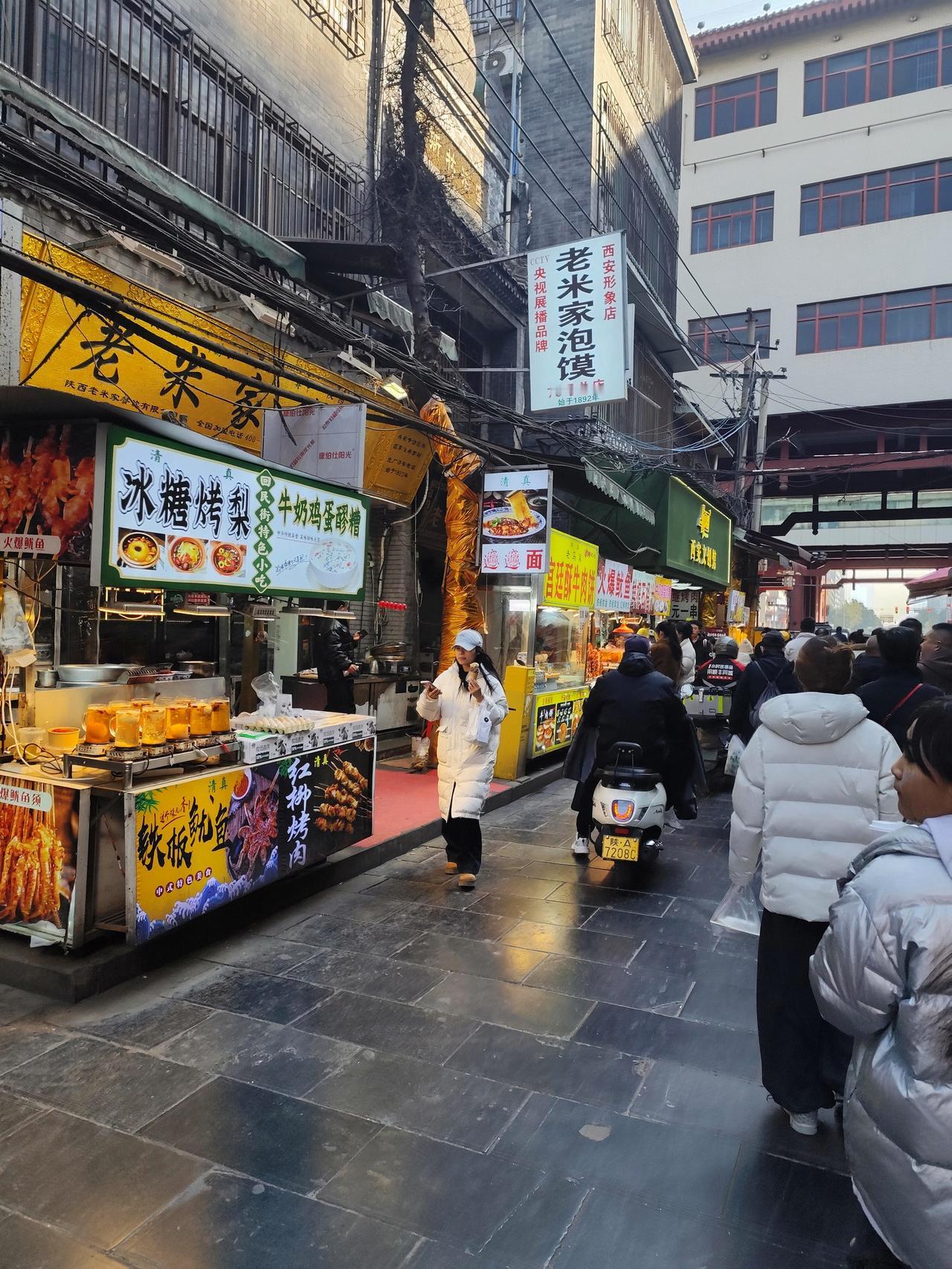 马上就要过年了，感觉今年回民街没啥热度啊！是游客没来，还是市民们都把钱包捂紧了？