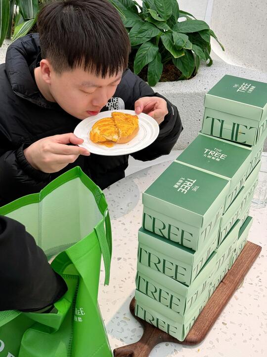 太原）和男神第一次约会点了18个拉丝菠萝包…