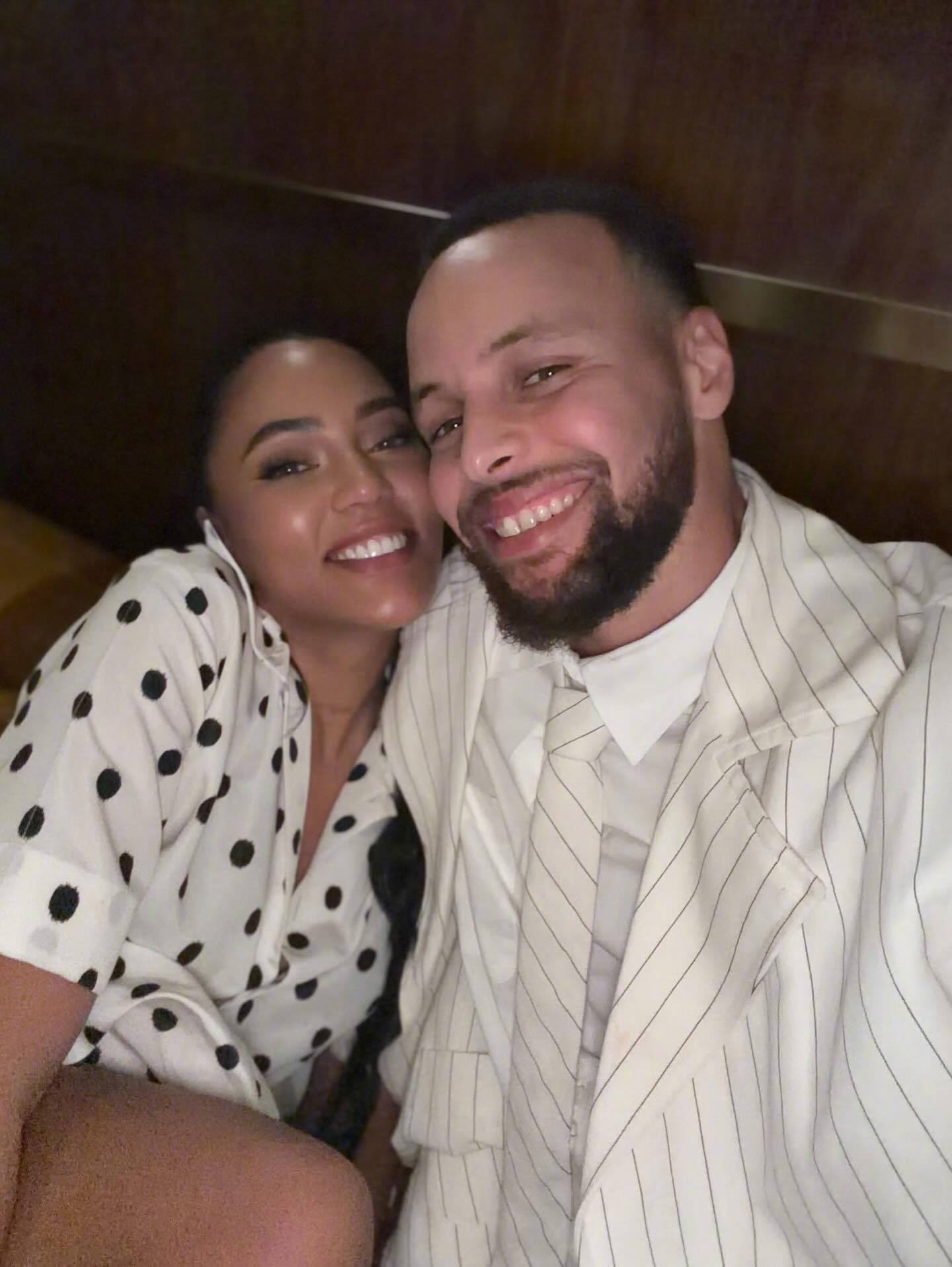 库里晒照秀恩爱，感觉阿耶莎好像瘦了。库里写道：“我这一生中最好的情人，也是我想要