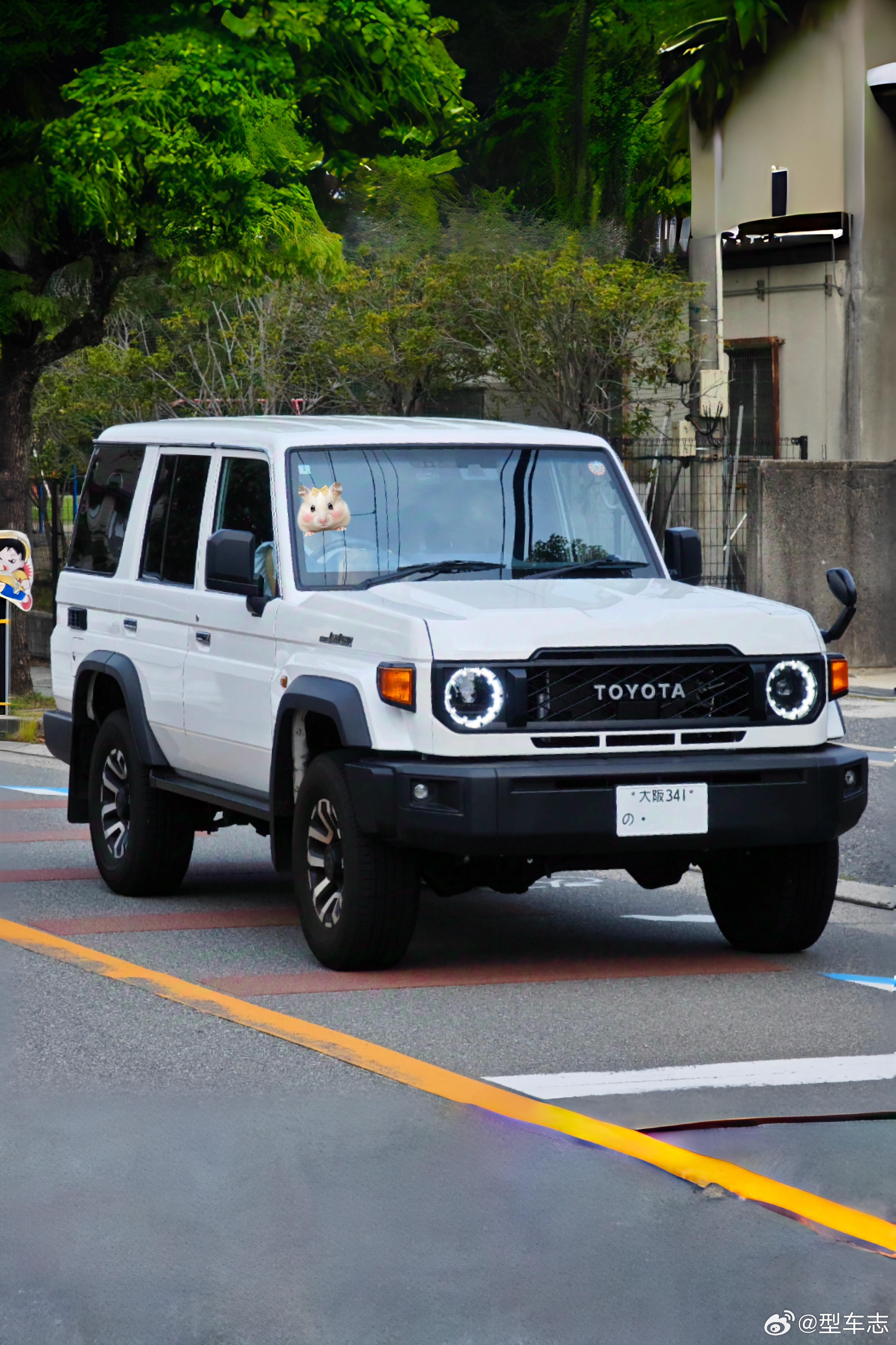 型车街拍 偶遇新款丰田LC76，是一位妈妈开着来学校接孩子。我发现路巡在中国是大