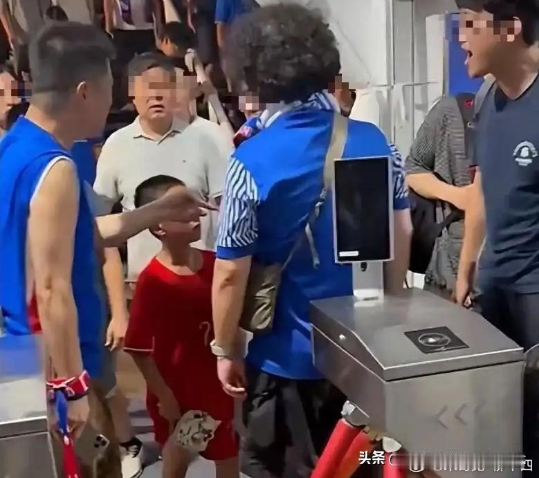 8月18日晚间，中超上海申花主场赛事结束散场，在上海体育场2号大扶梯的退场人流当