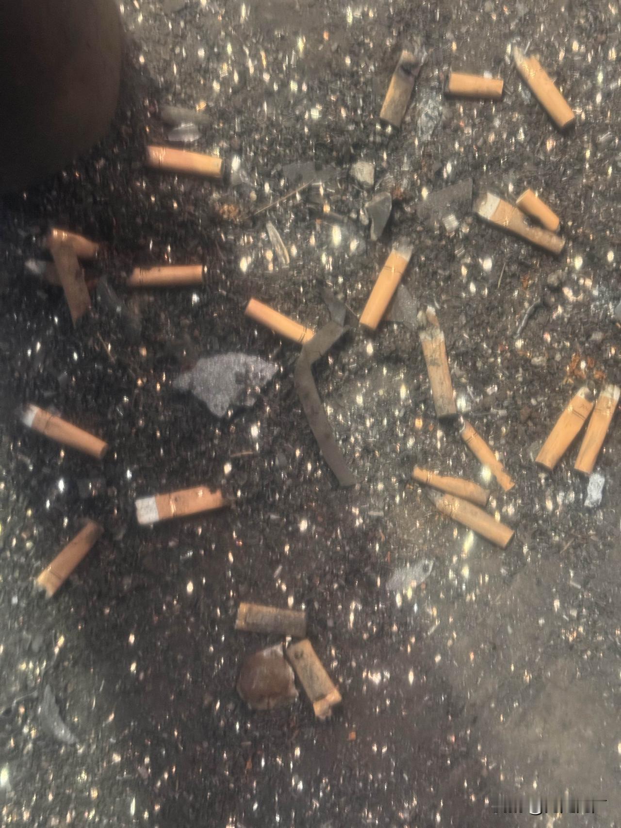 一个小时不到抽了一盒烟，健康好像越来越不重要，这可能是我近几年最难的时刻了，但我