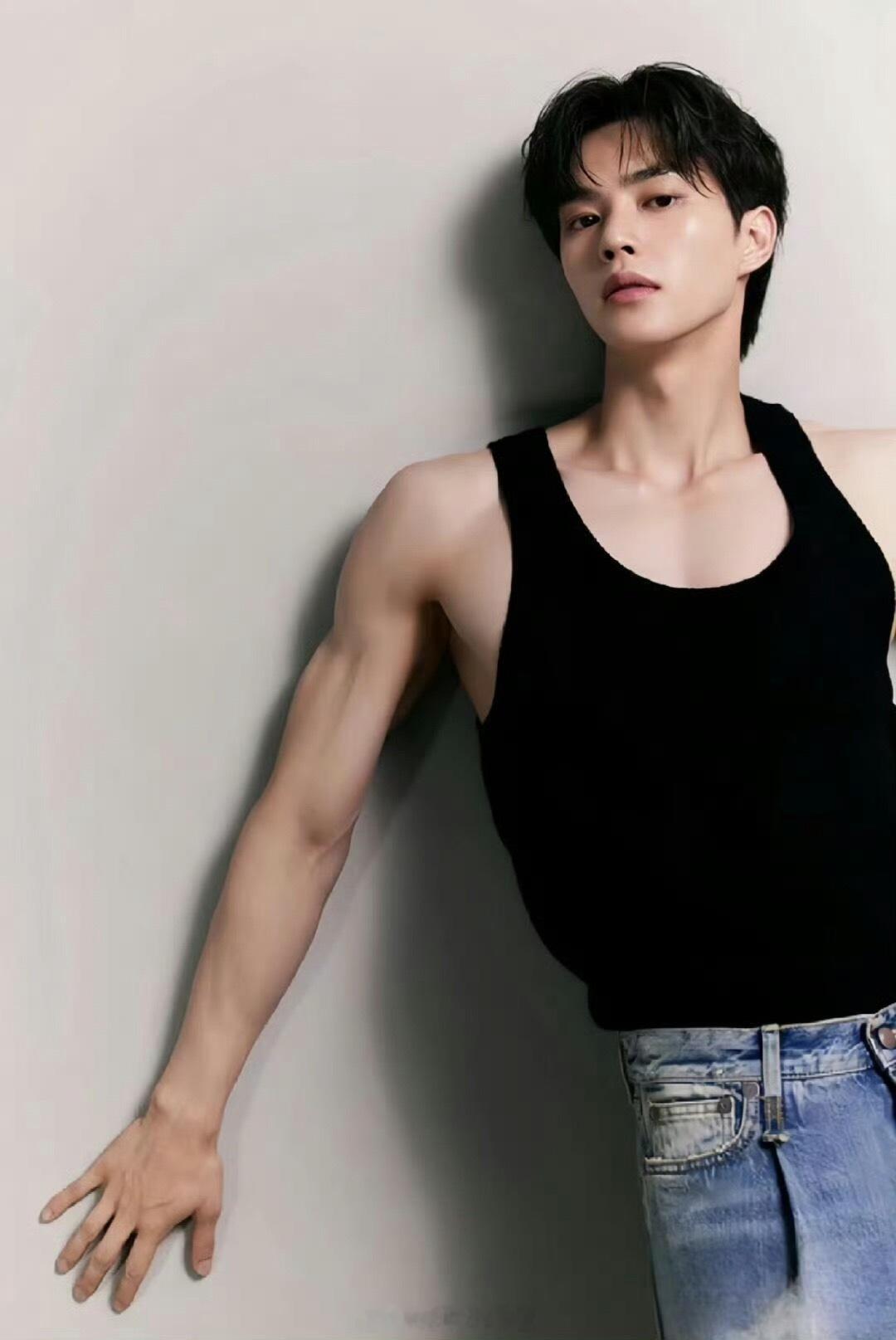 宋江曾被经纪公司禁止健身宋江现在的身材非常棒，满身的肌肉好招人喜欢。尤其是肌肉线