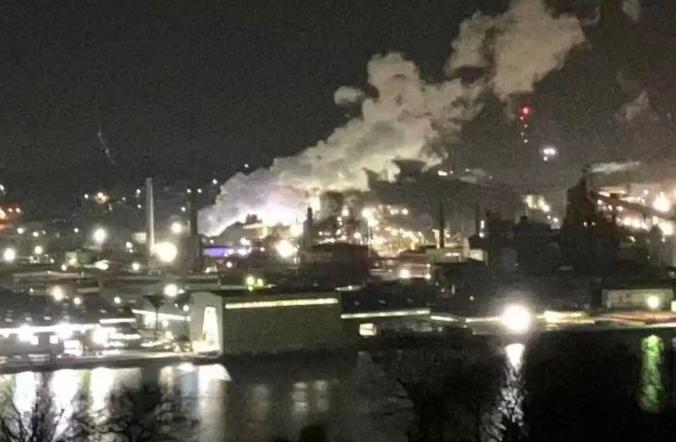 昨天凌晨刚过日本北海道室兰市的居民正睡得迷迷糊糊，突然一阵“轰隆”巨响砸下来，床