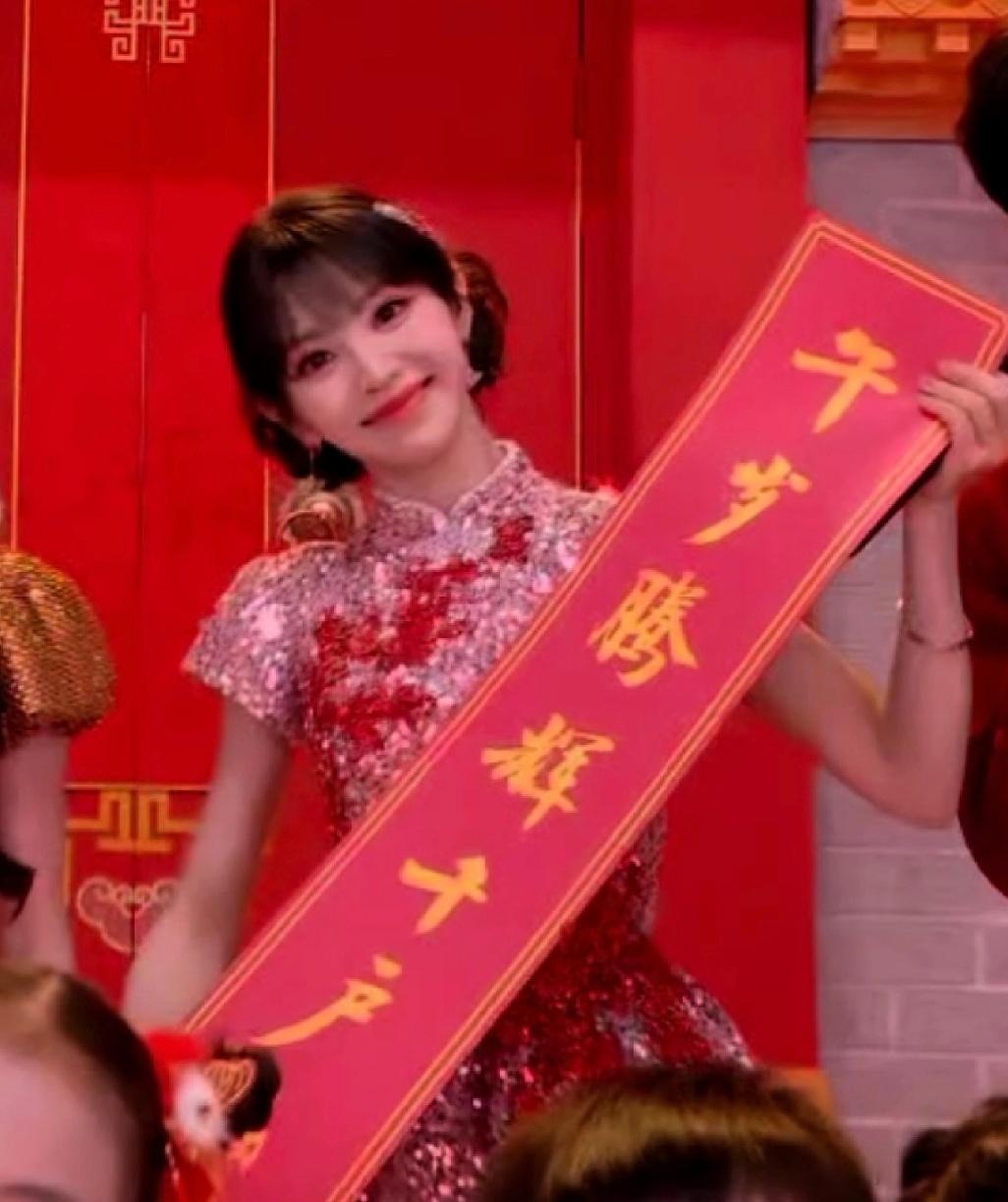 田曦薇首登央视春晚宝宝跟年画娃娃一样 