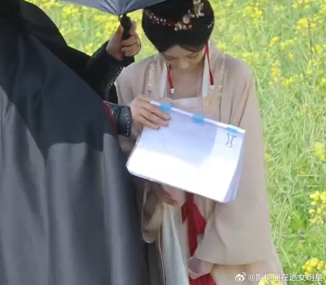 丁禹兮防宋祖儿走光丁禹兮帮宋祖儿挡胸口《司宫令》新路透，丁禹兮这款防走光神器今天