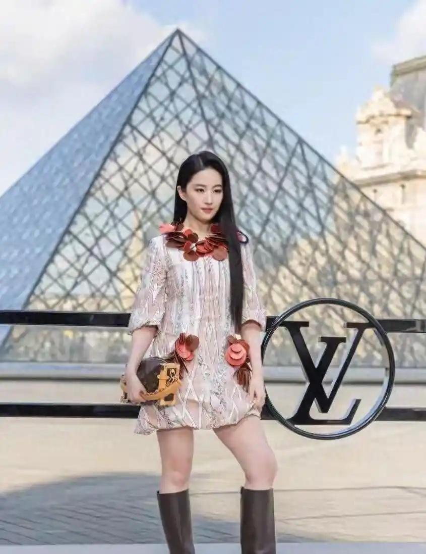 当所有镜头都对准刘亦菲时，最让全网沸腾的，不是那条价值不菲的LV红色花瓣裙，而是