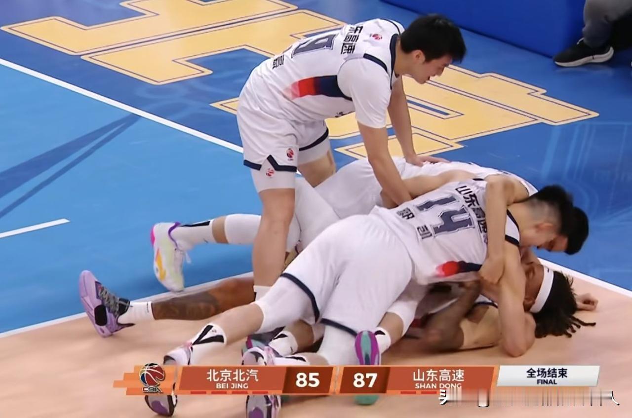 珀塞尔绝杀！京鲁大战高速差点输给裁判和于德豪！
又是一季京鲁大战，赛前应该没有人