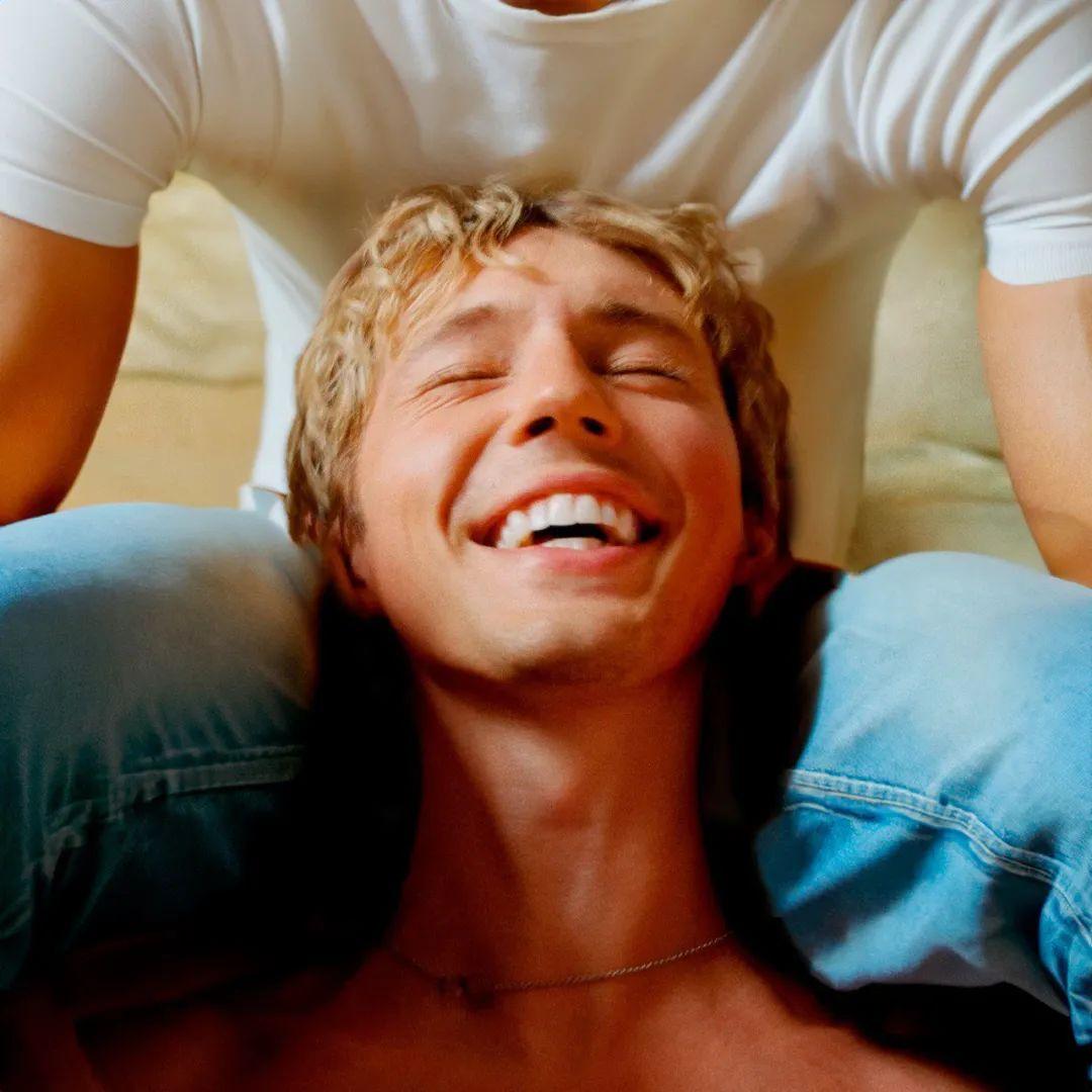 澳大利亚国际超级巨星“戳爷” Troye Sivan（特洛伊·希文）发行了好评如