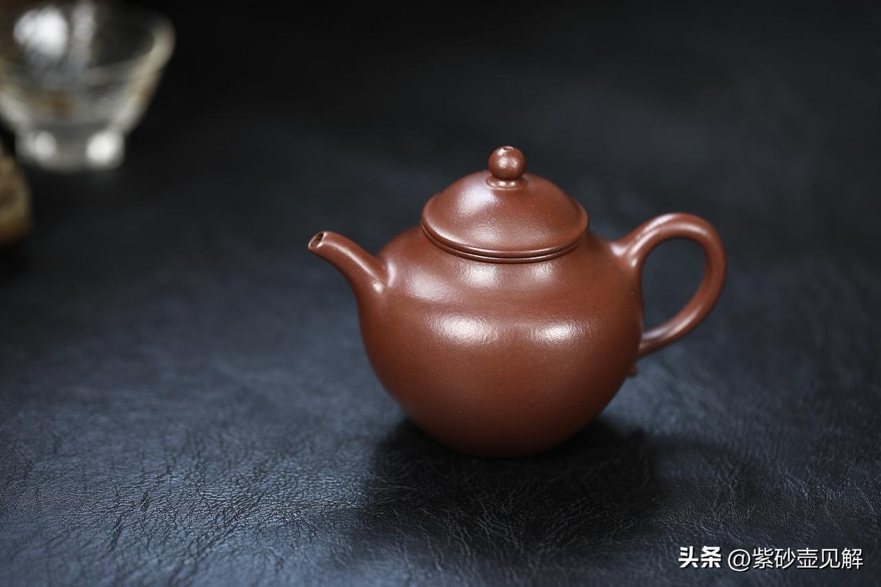 一把壶的脾气：我养废三把紫砂壶后才学会的泡茶
刚入紫砂坑那会儿，我比高考还用功，
