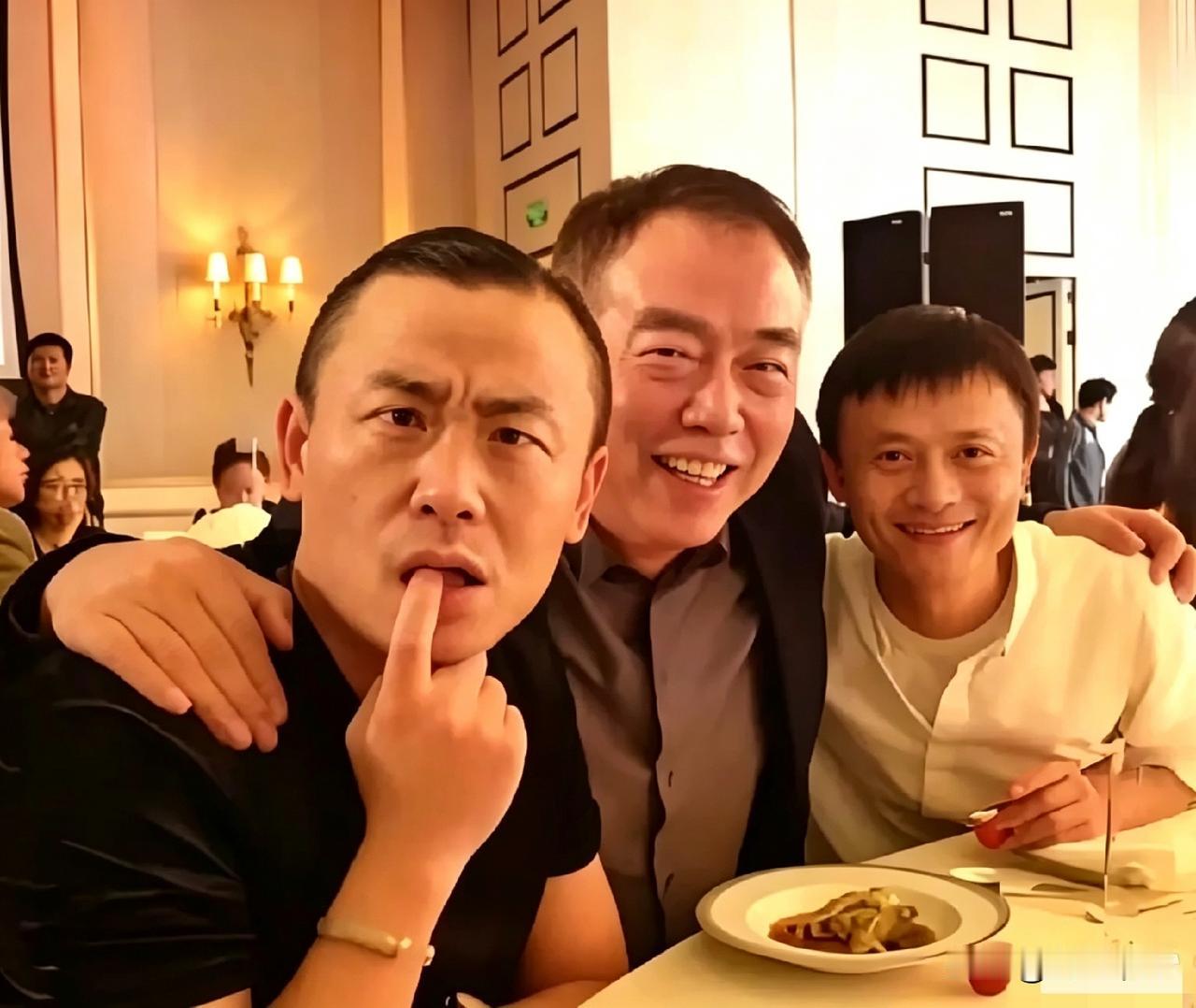 老友聚会笑开怀！左边这位他是谁？