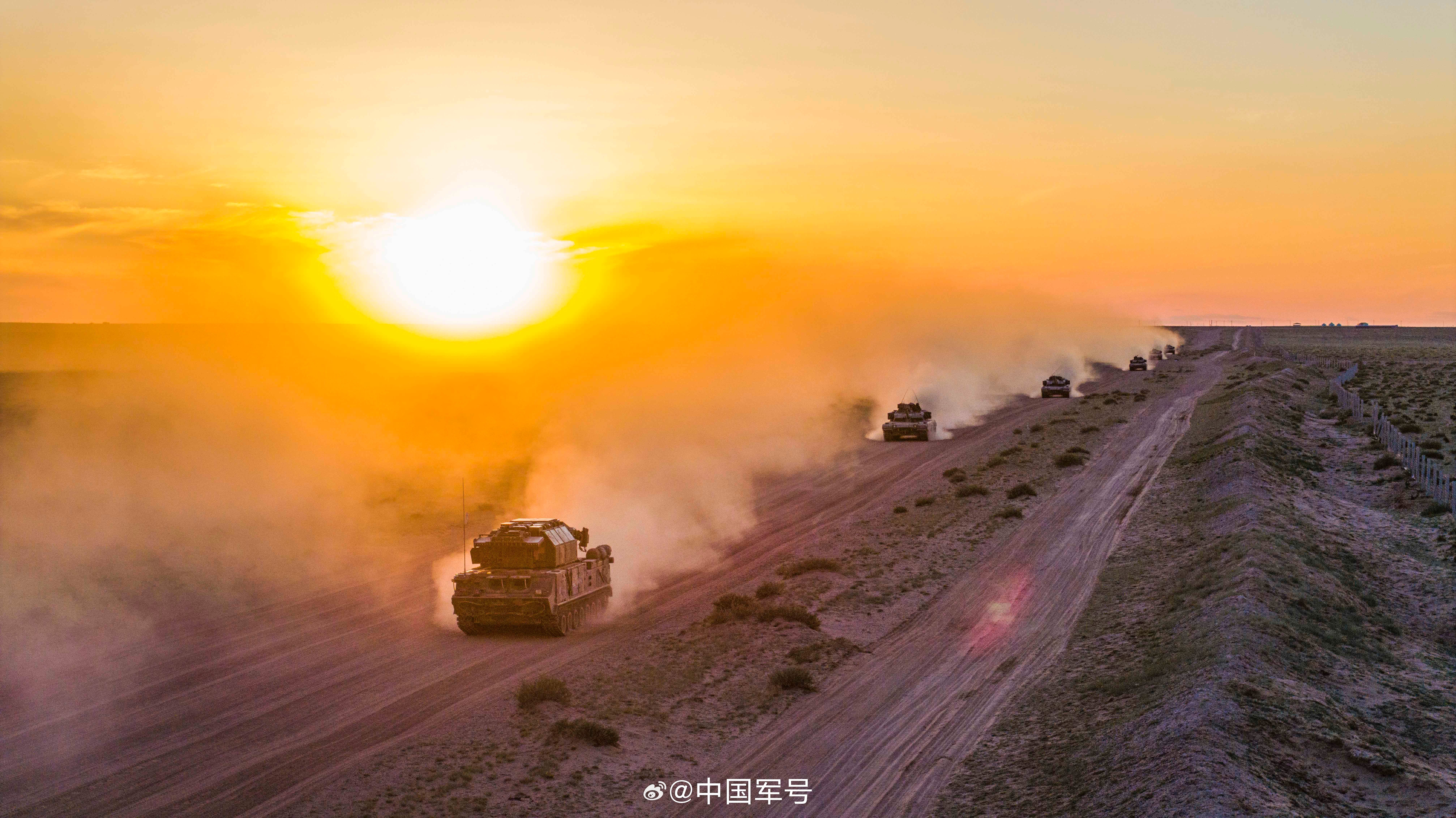 【茫茫草原摆战场陆军某旅跨昼夜射击太震撼】近日，陆军第71集团军某旅开展多火器、