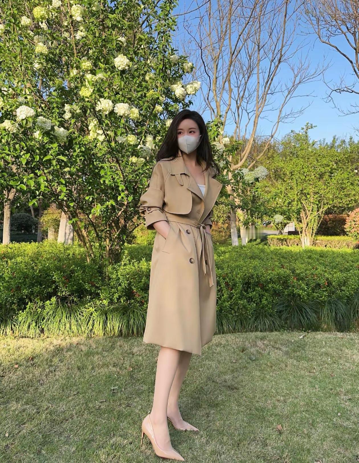 春日穿搭指南：米色风衣+粉色高跟鞋，优雅出街