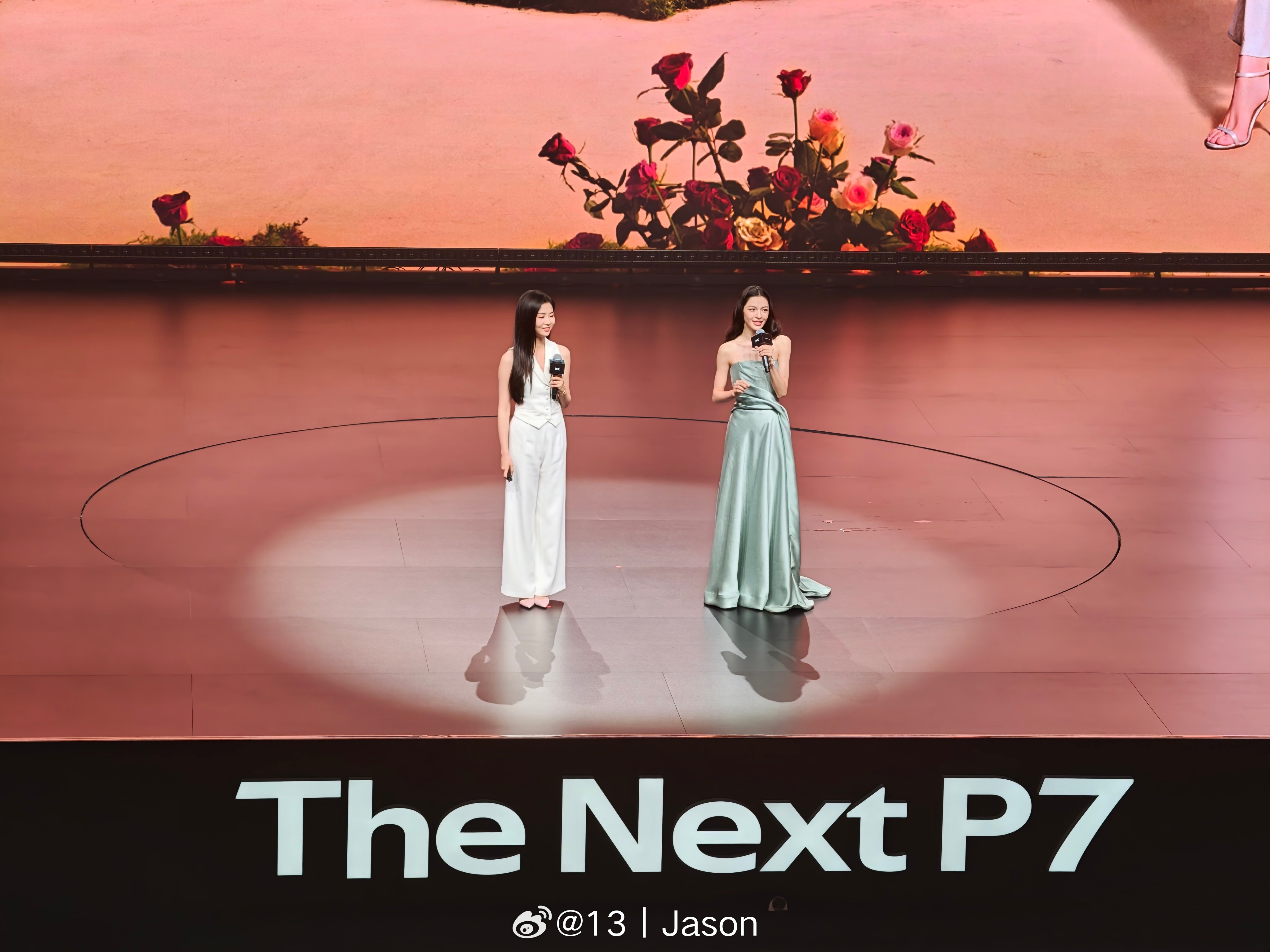 全新小鹏P7太高级了 钟楚曦来了诶，从女明星视角来做小鹏 P7 的时尚推荐。车外