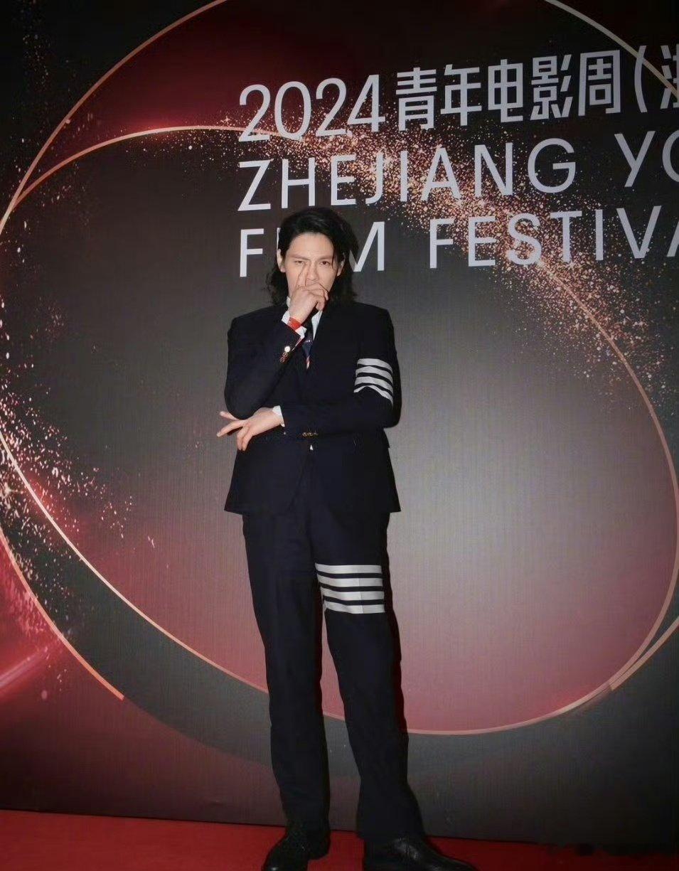 郭德纲说向佐有讲相声天赋  斗笑社 向佐这是被相声界“洗脑”了吗？怎么一天时间就