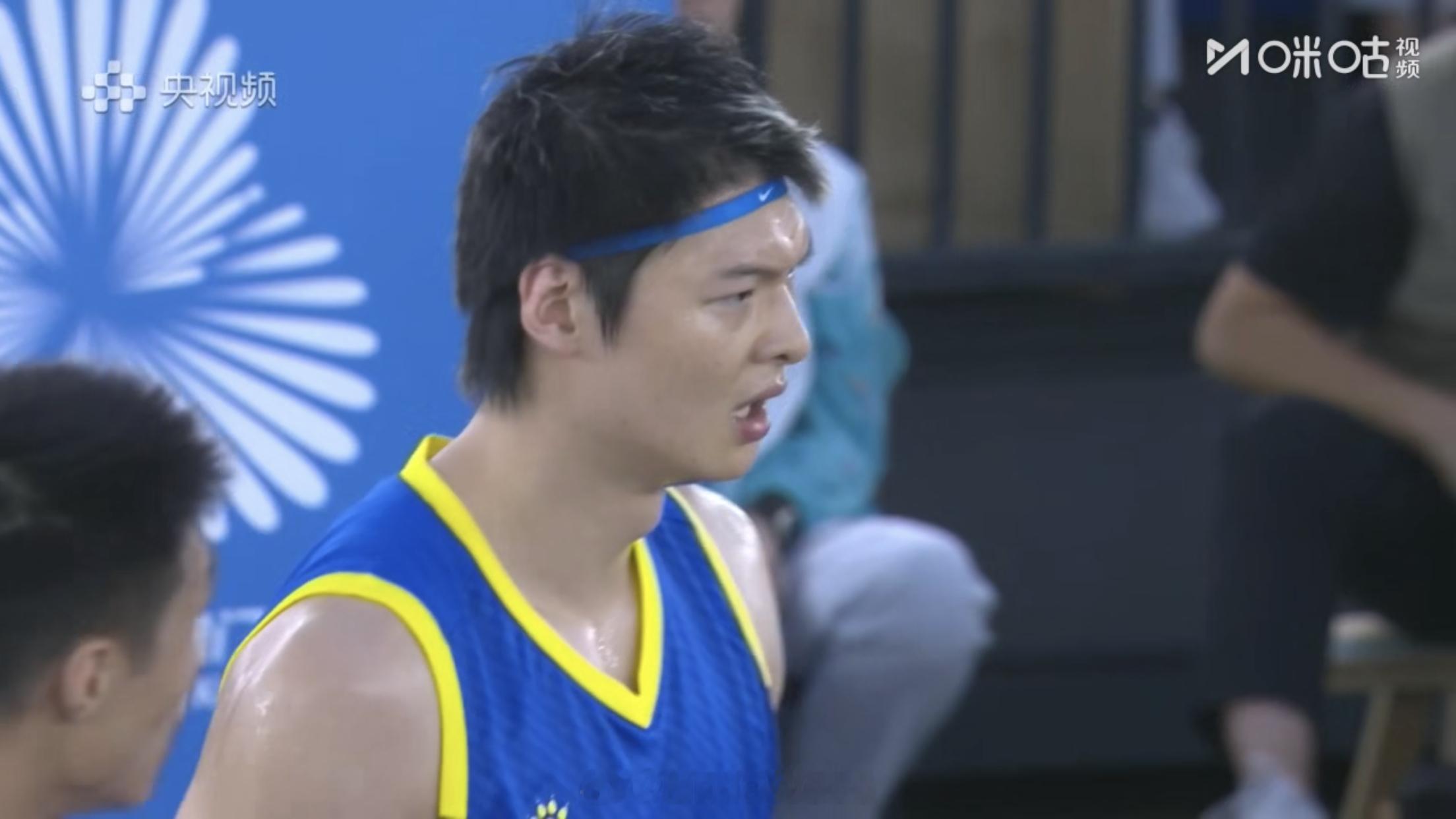 全运会三人篮球半决赛｜上海策略很明显了 掐其他两名球员 有对位优势 放大王 … 