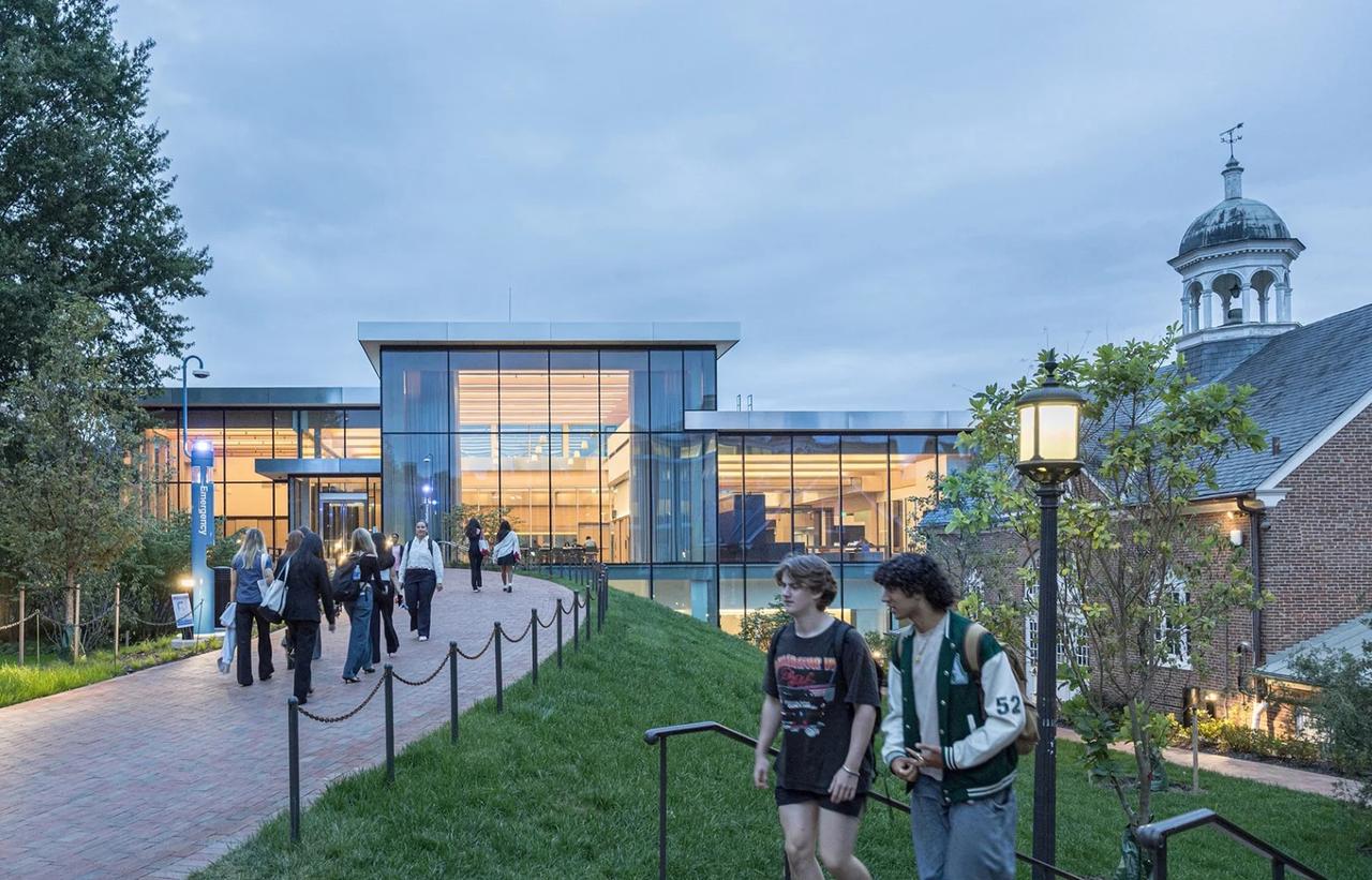 层叠木构与玻璃幕墙构建漂浮的校园生活村落
▪️项目：克莱蒙特·麦肯纳学院（CMC