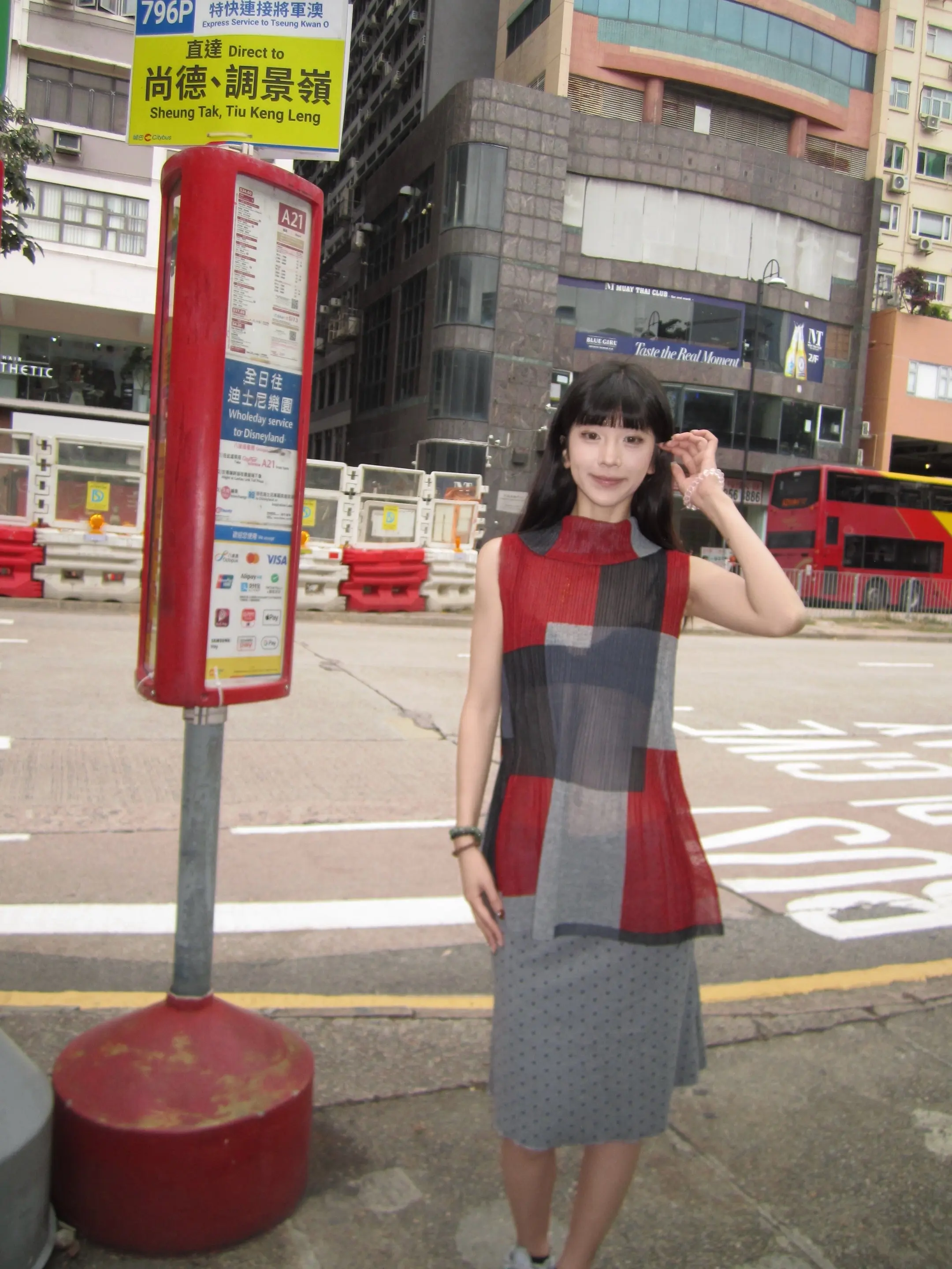 金色阳光撒向割裂的世界 被高楼挡住去处变成了阴影 但  悲观与乐观都有存在的意义