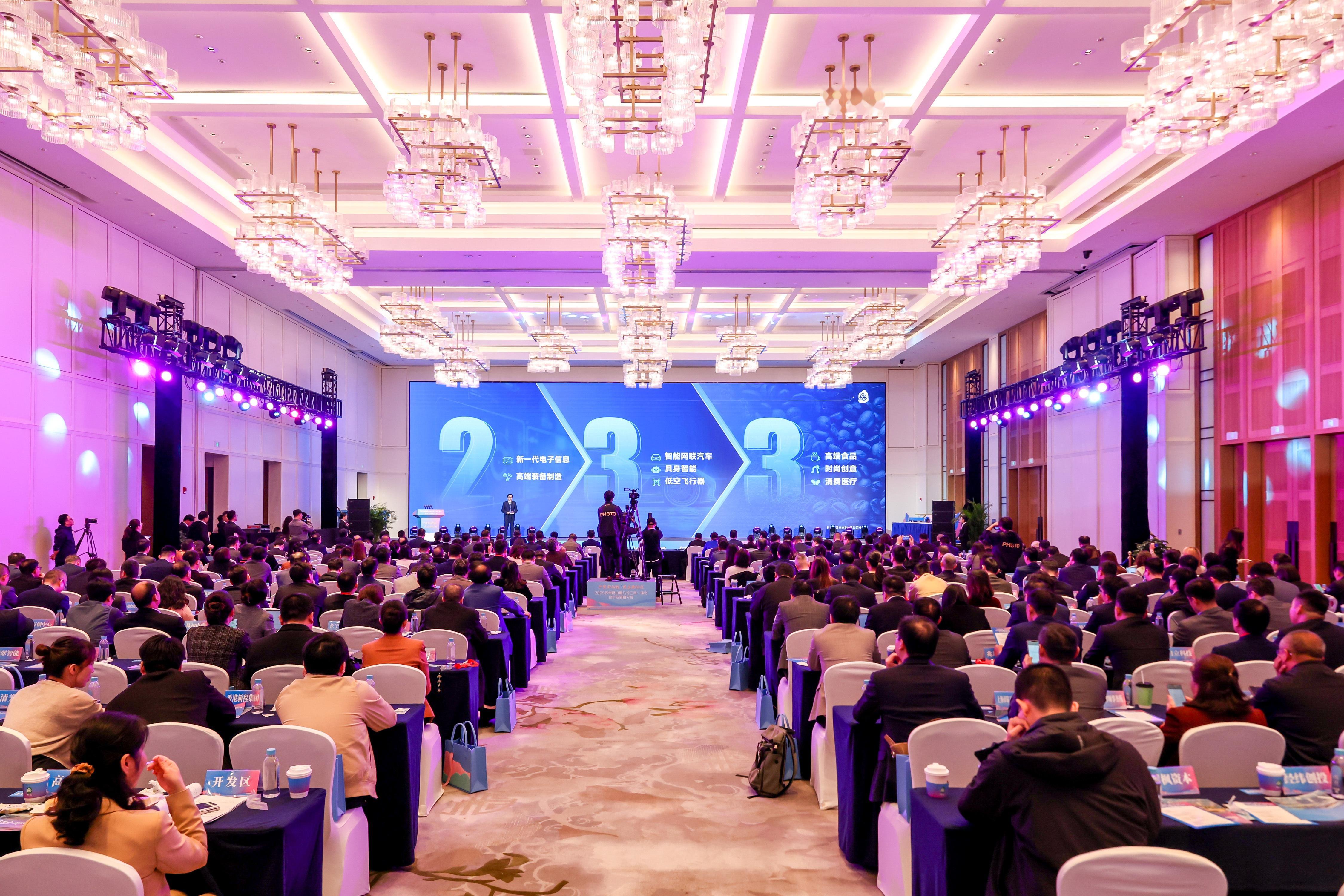 沪昆携手向未来 昆山绘就长三角一体化新图景当沪苏轨交11号线的通勤人流穿梭不息，