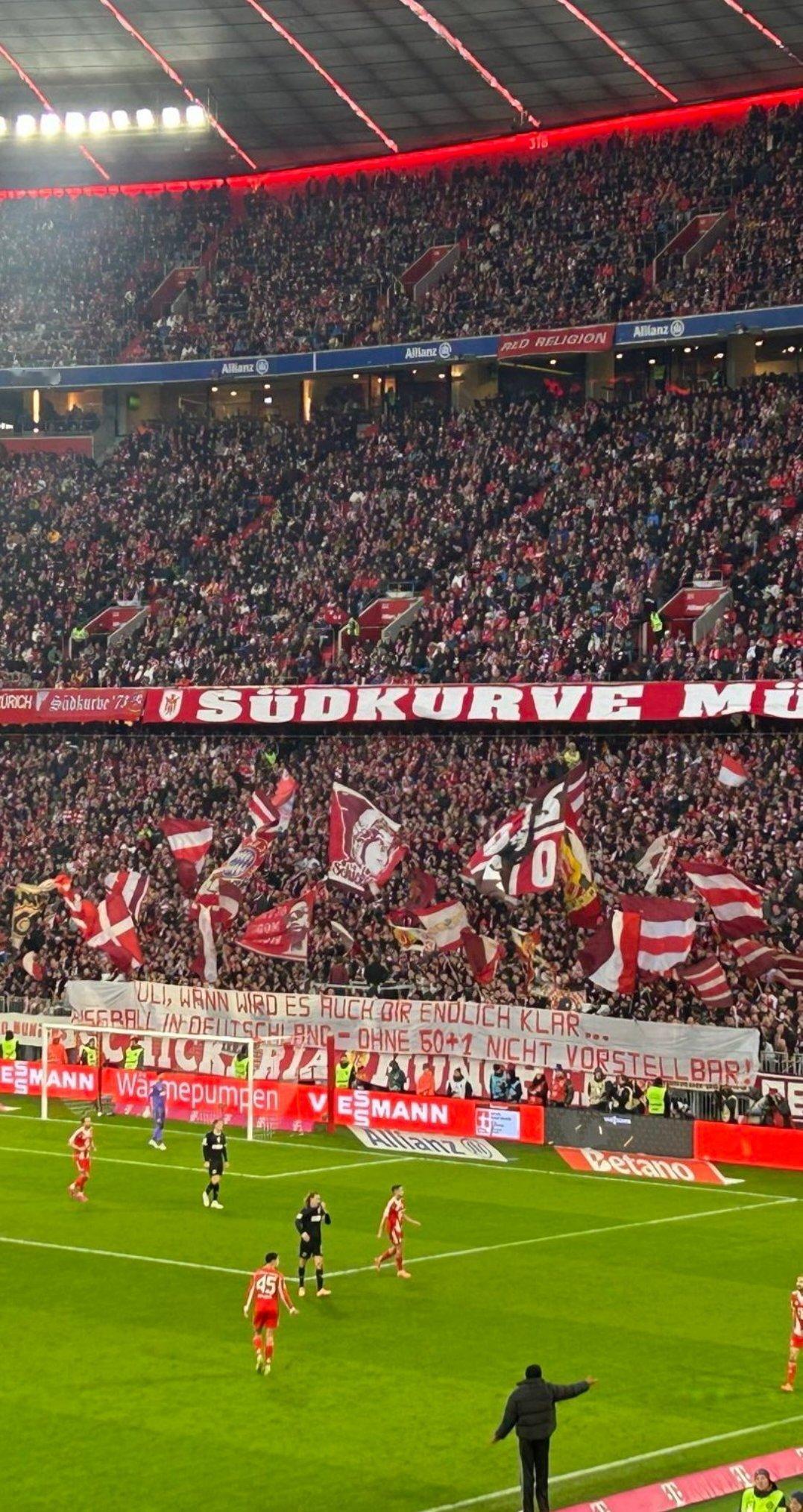 赫内斯昨天就极端球迷组织针对他的横幅说：“首先，他们想掌控足球。他们甚至还没意识