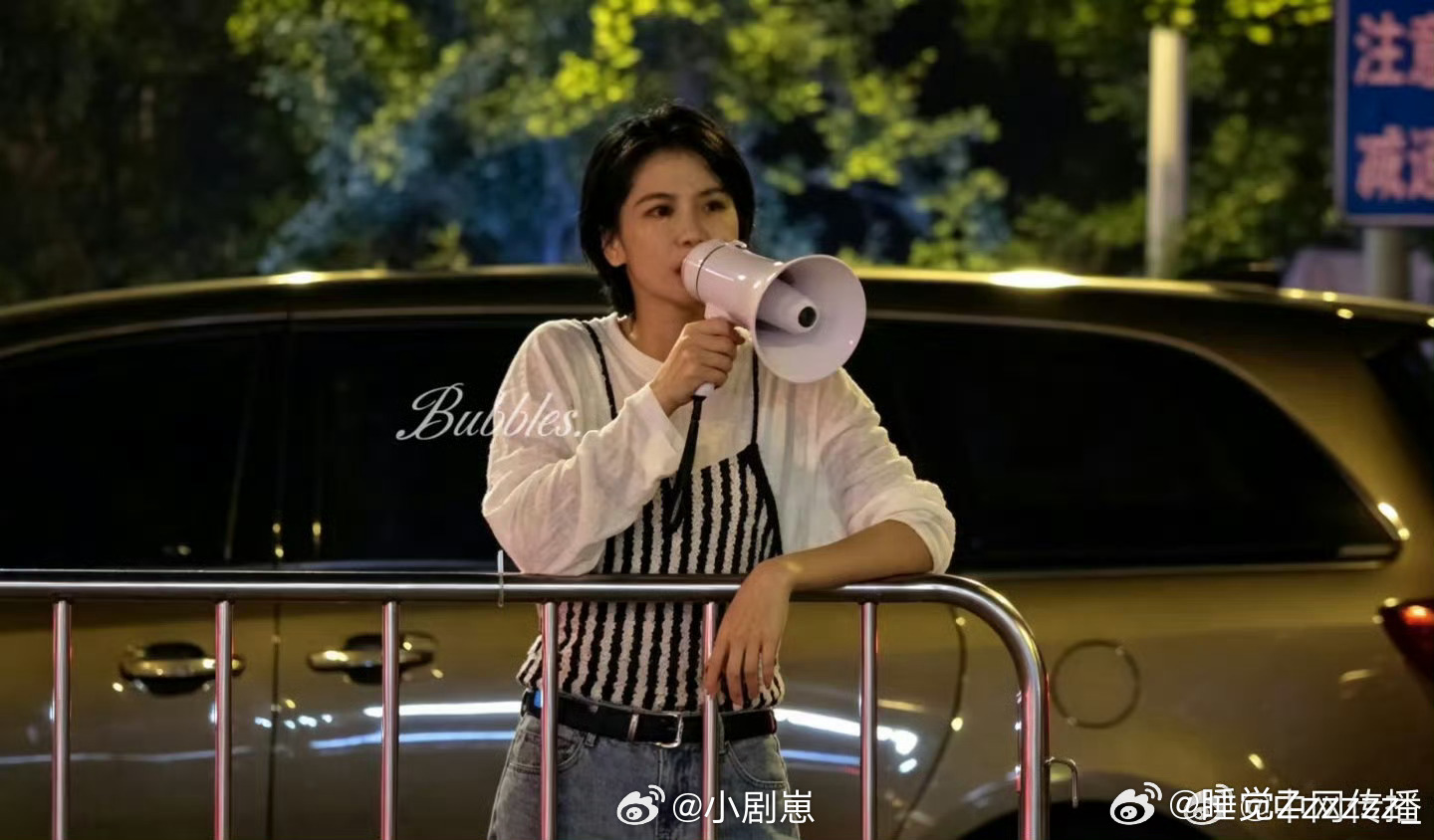 曾沛慈夺冠后喊粉丝合照加冕总冠军依旧温柔纯粹，深夜特地赴粉丝之约，挨个顾及不同方