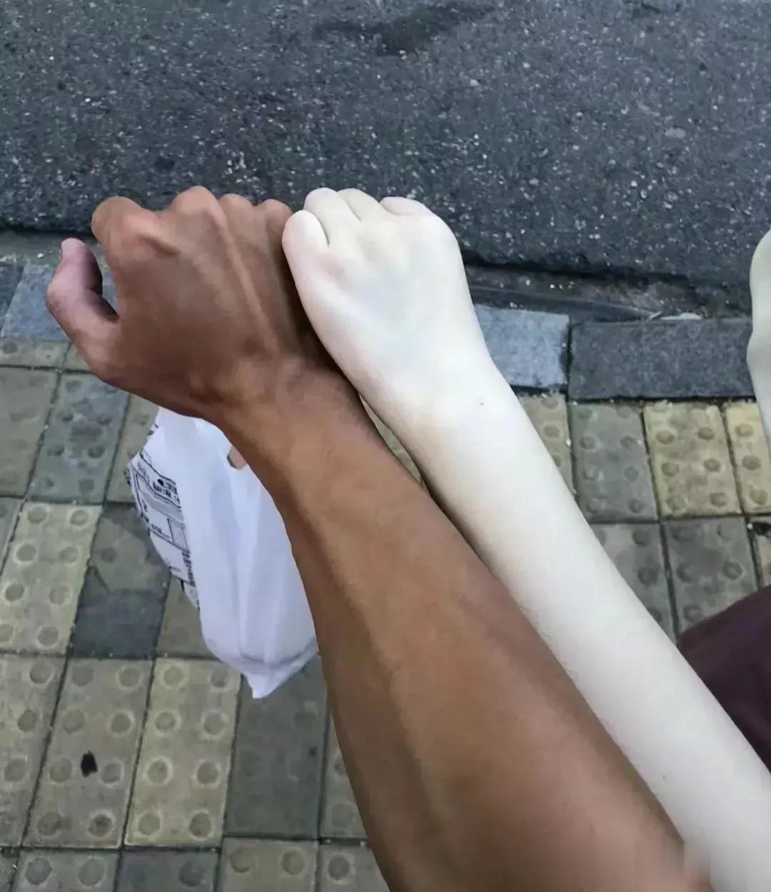 黑白配，男生女生配，这是天生一对啊！
不知道生下的孩子会是怎样的？