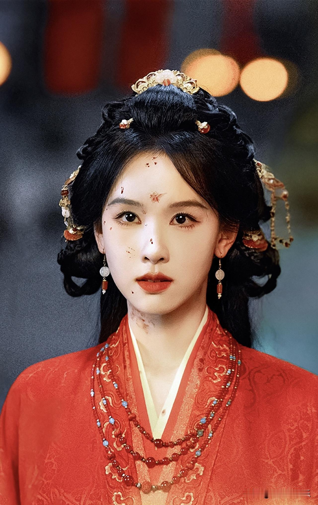陈都灵
近日因化妆睡着，陷入舆论漩涡
化妆师出面解释，因为足够信任
所以嘟嘟才可