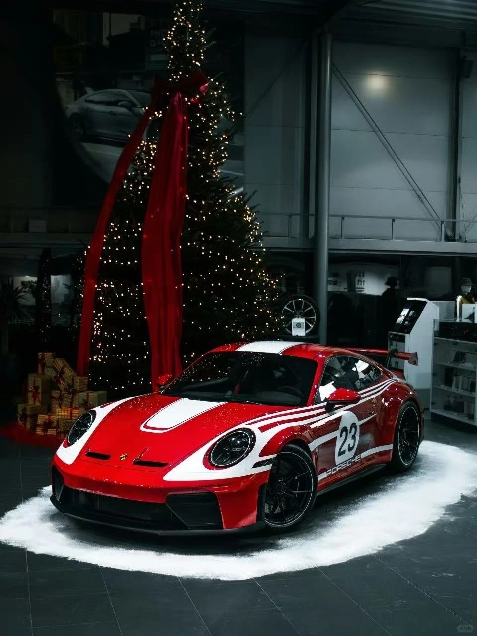 保时捷 911 GT3 萨尔兹堡涂装，想过年的心怎么能忍得住绝美车片