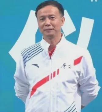 何威仪教练是怎样培养出两位冠军少女的。两位少女都来自广东，而且，同出于何教练的门