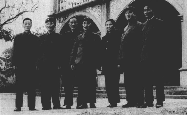 涵碧楼前合影。左起:潮安市委副书记周文达、五十五军政委阎寿湖、老赤卫队员柯鸿才、