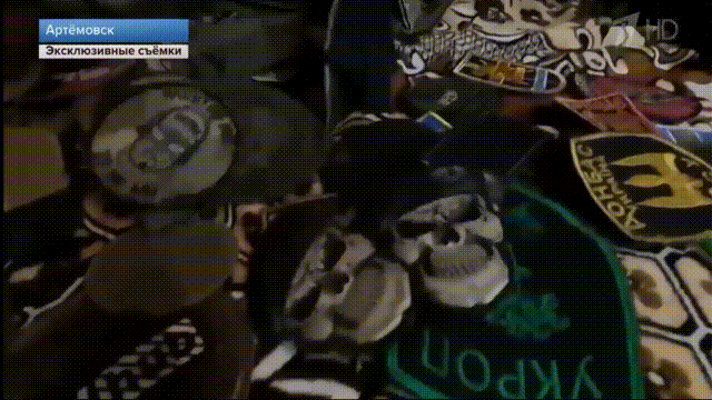 在巴赫穆特绞肉机，被打死的北约士兵臂章勋章堆成一座小山。什么格鲁吉亚，英国、波兰