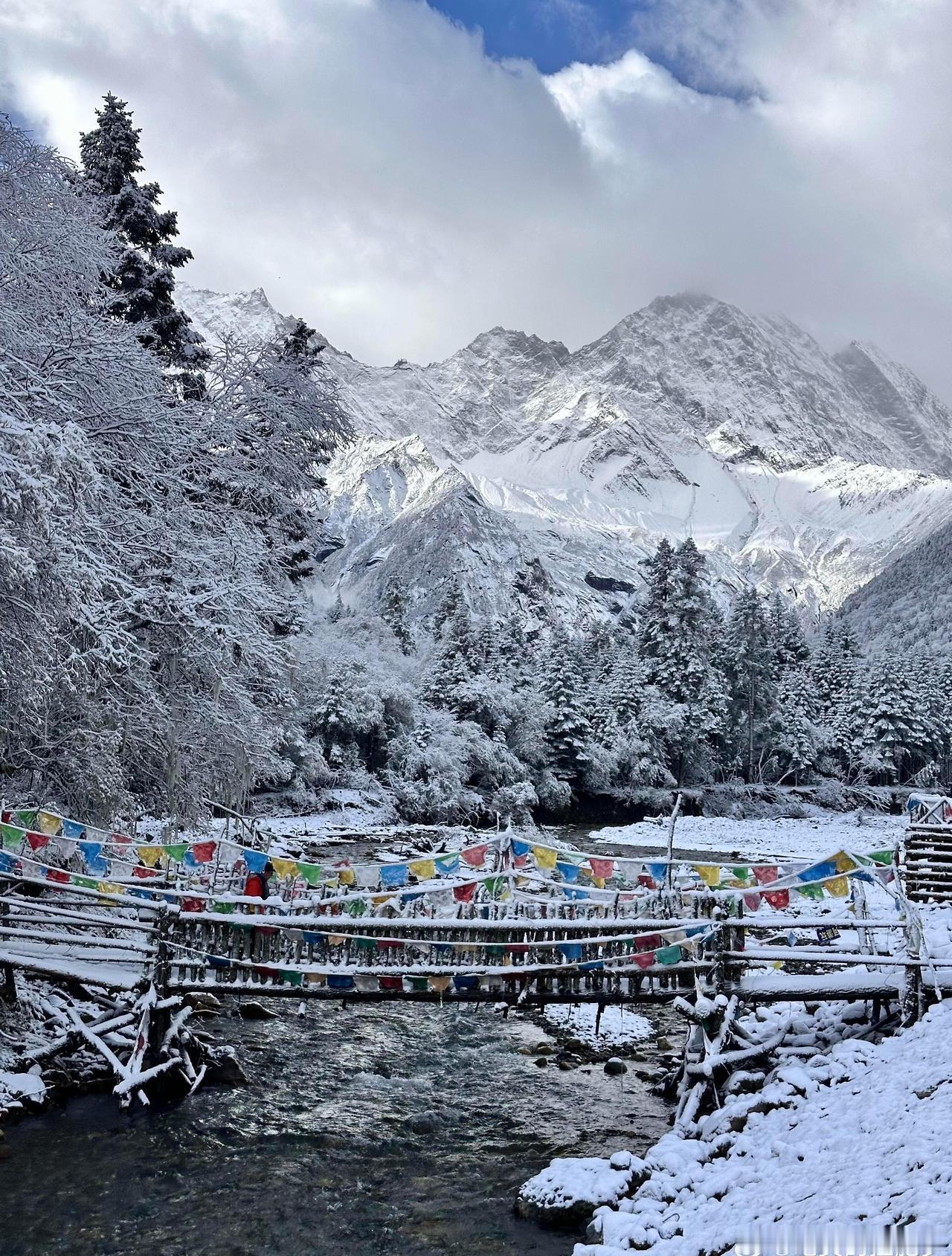 理小路的冰雪彩林奇境
10月27日从毕棚沟出发，一路踏入银白世界，树木银装素裹，